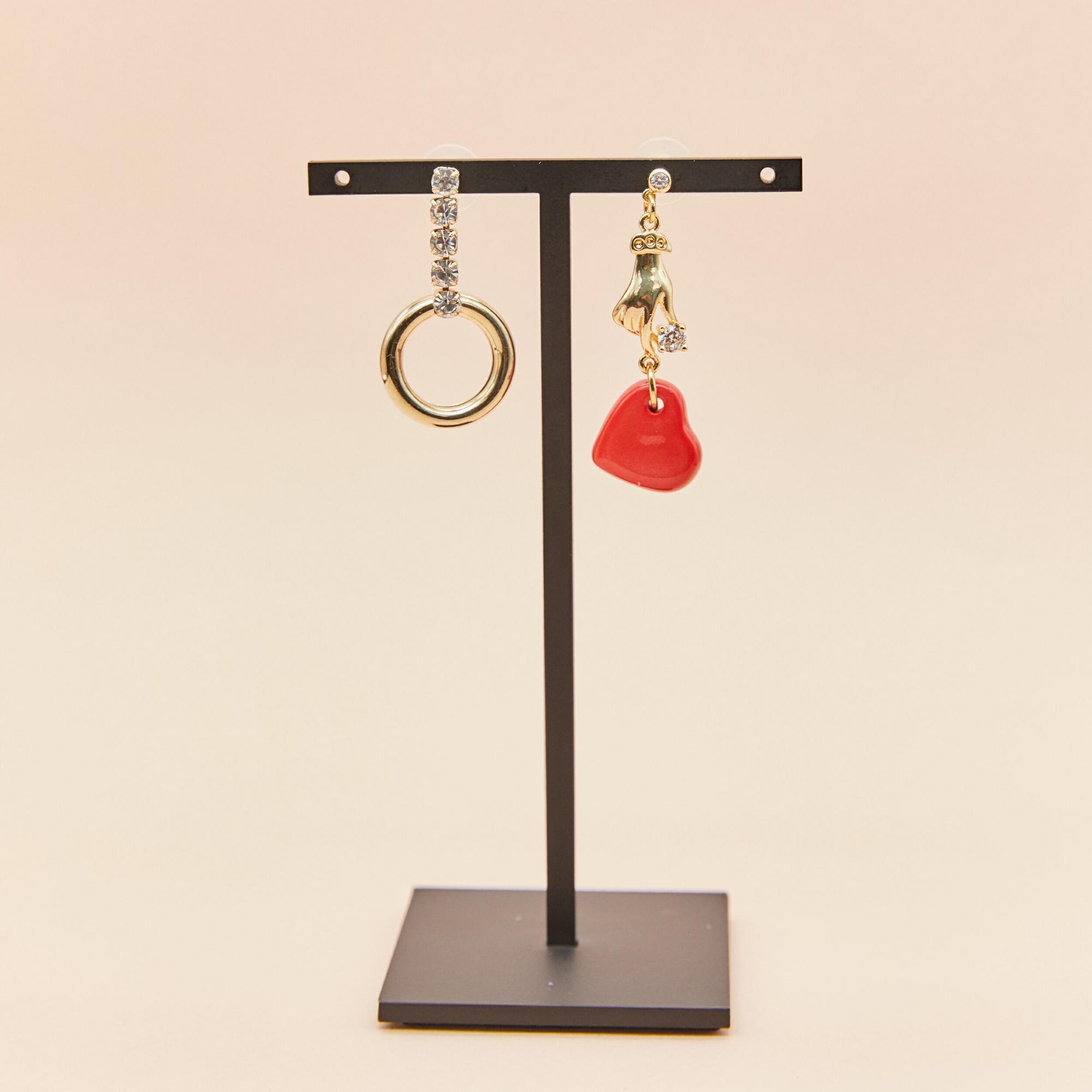 Серьги асимметричные с красным сердцем, рукой и фианитами