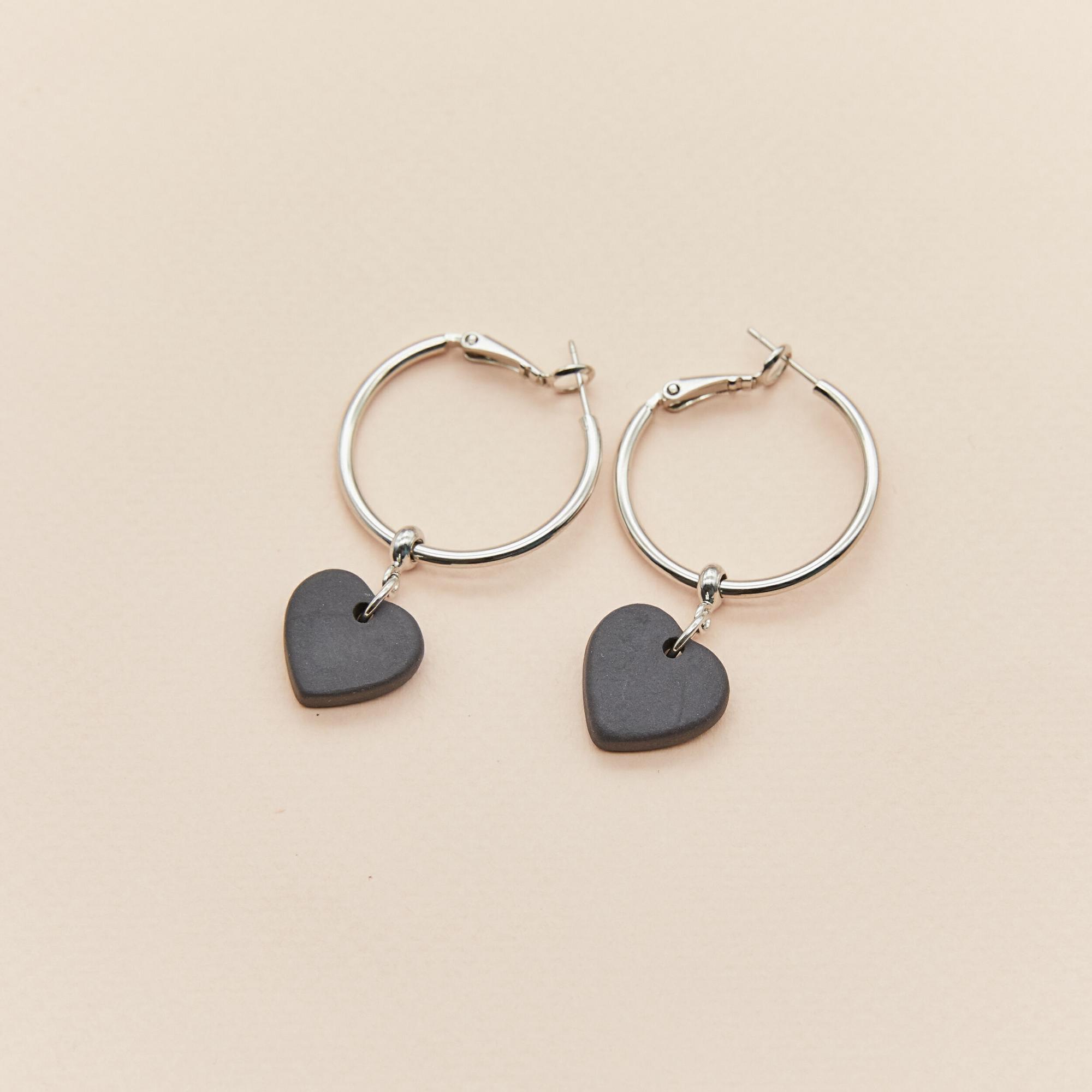 Серьги сердца черные на кольцах в платине