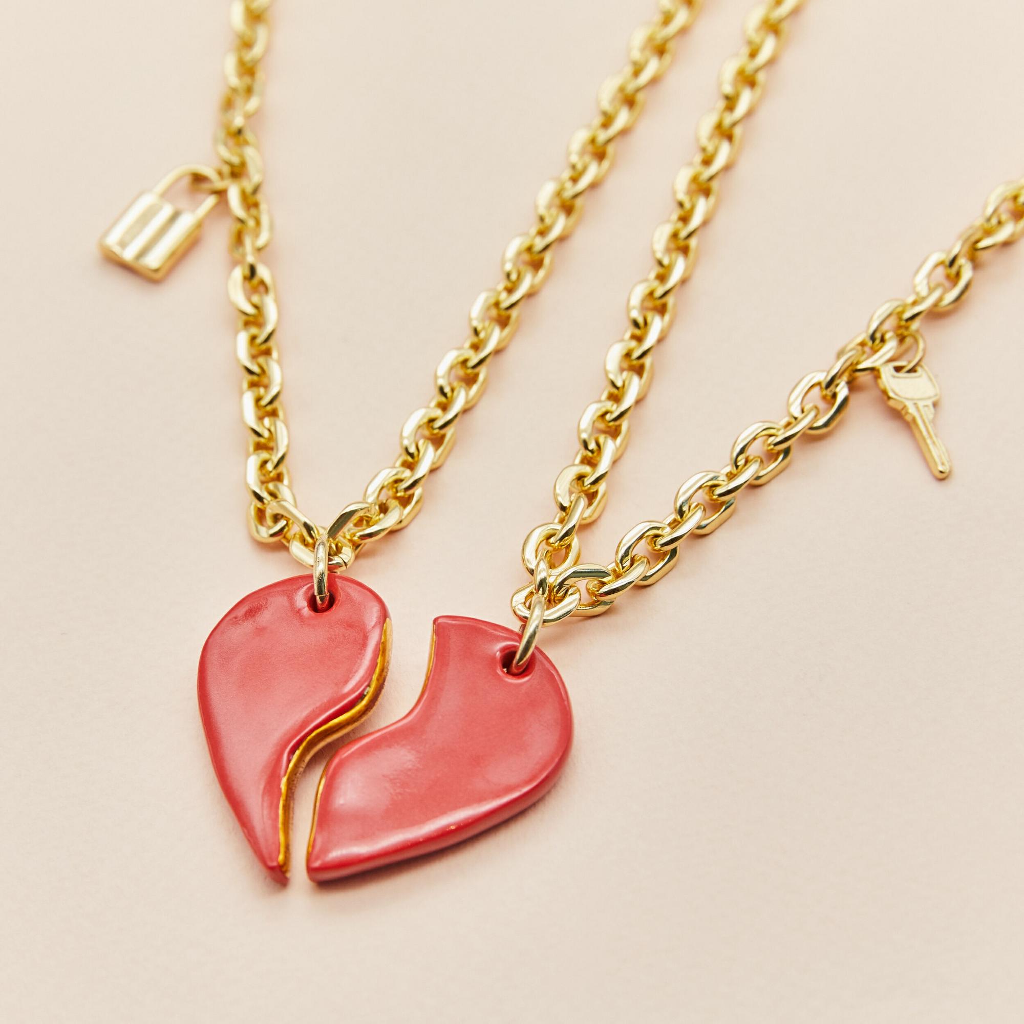 Колье 2 половинки сердца с талисманами- красный в золоте