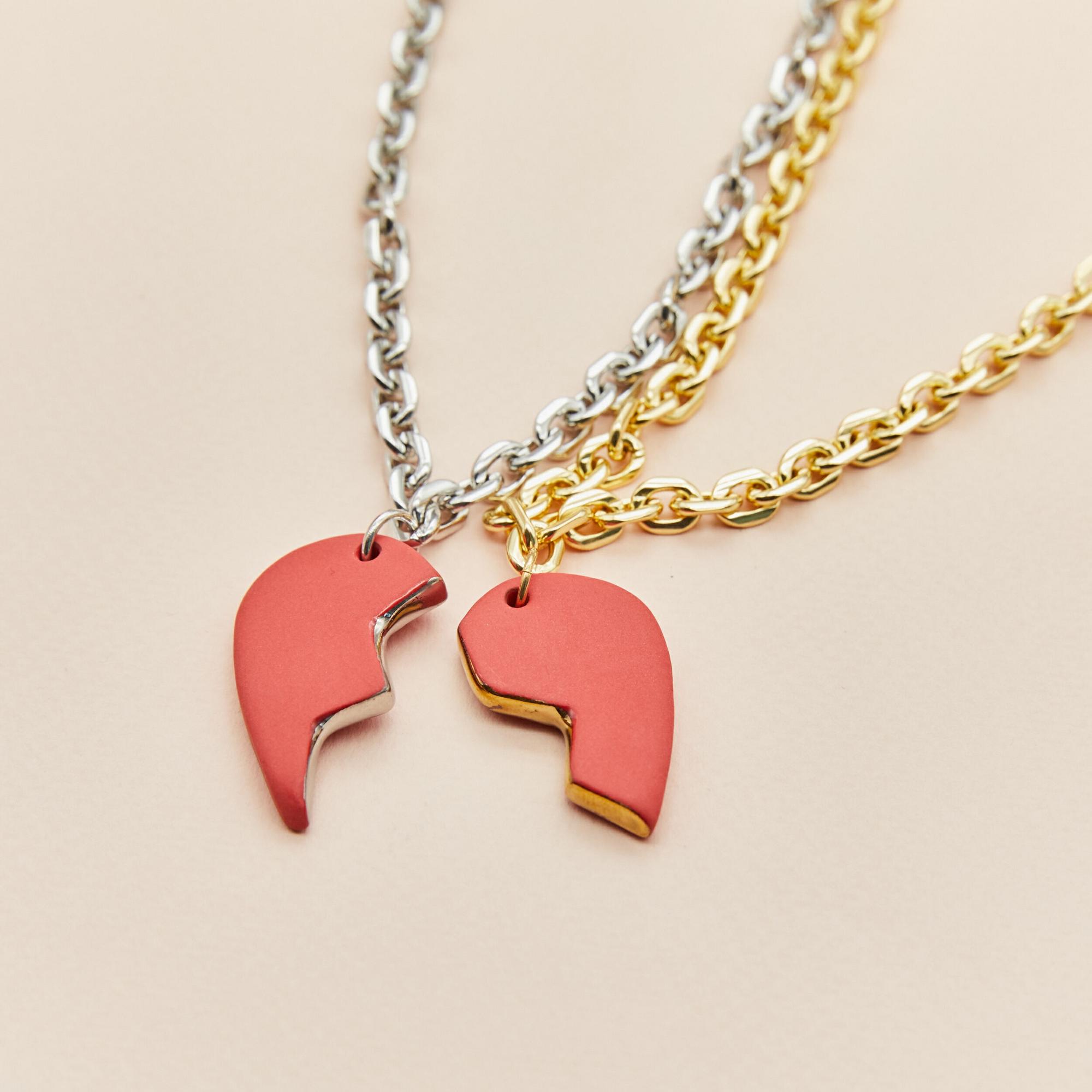 Колье 2 половинки сердца с талисманами- красный в золоте