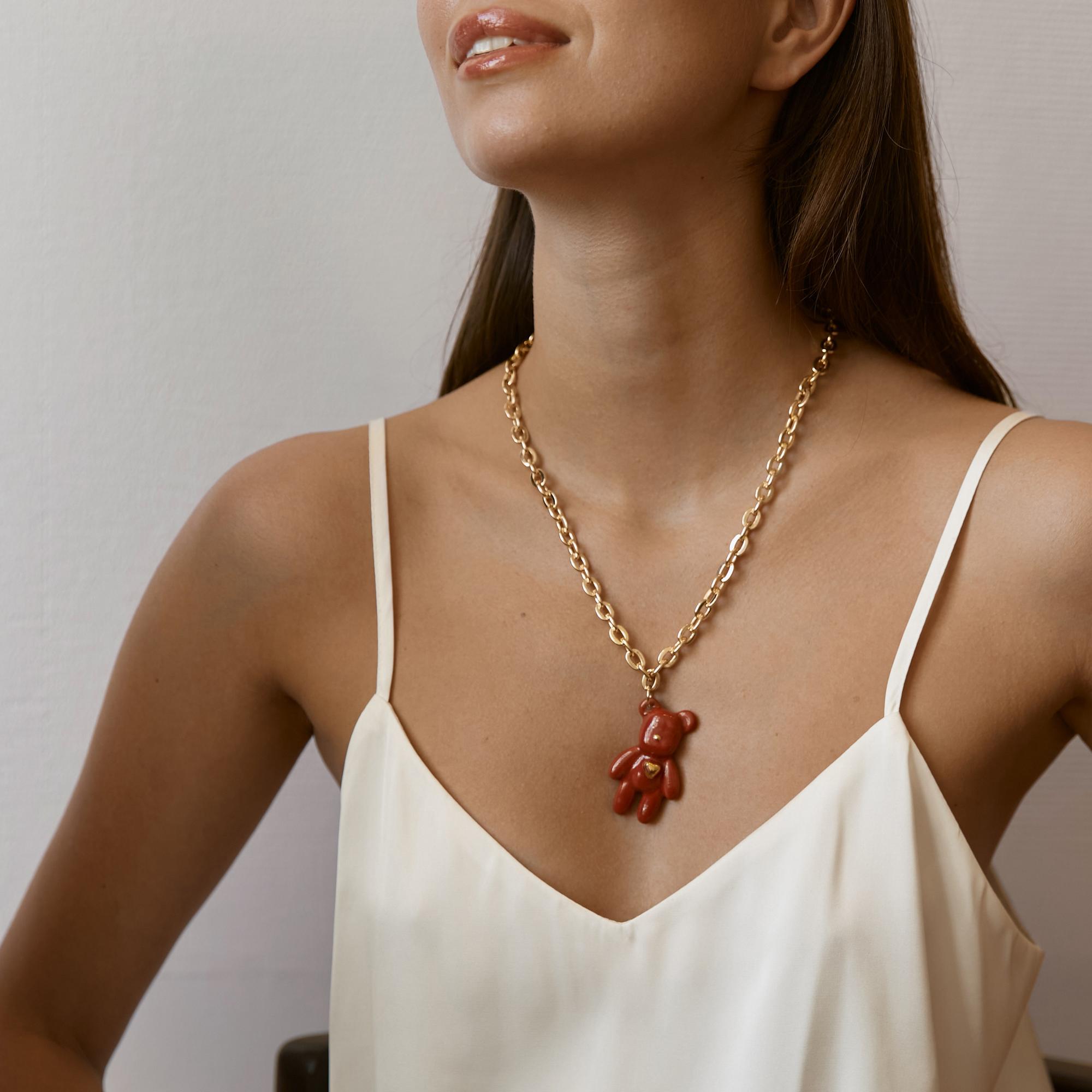 Кулон Мишка спокойный красный на золотой цепи