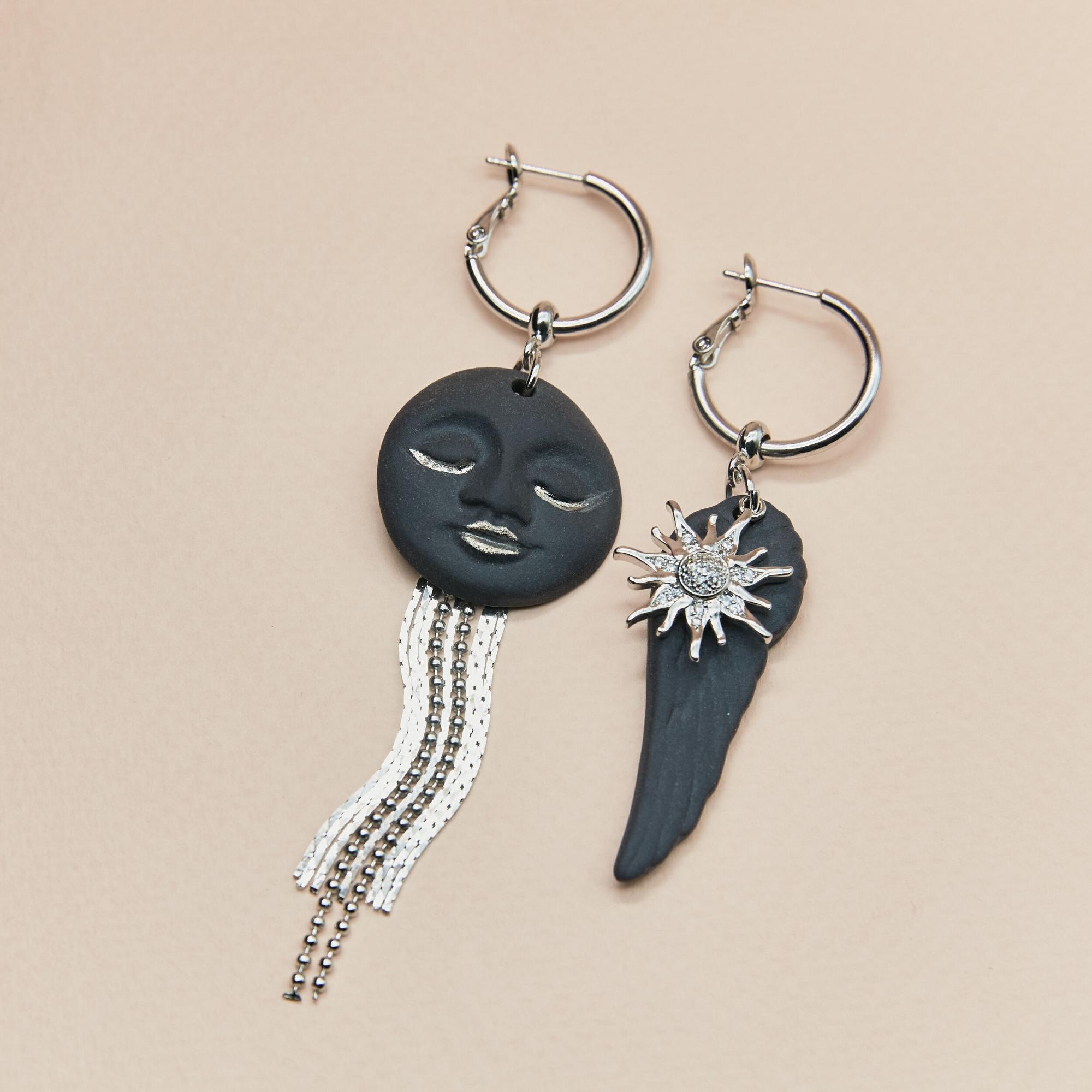 Серьги асимметричные с черным крылом, звездой и луной в платине