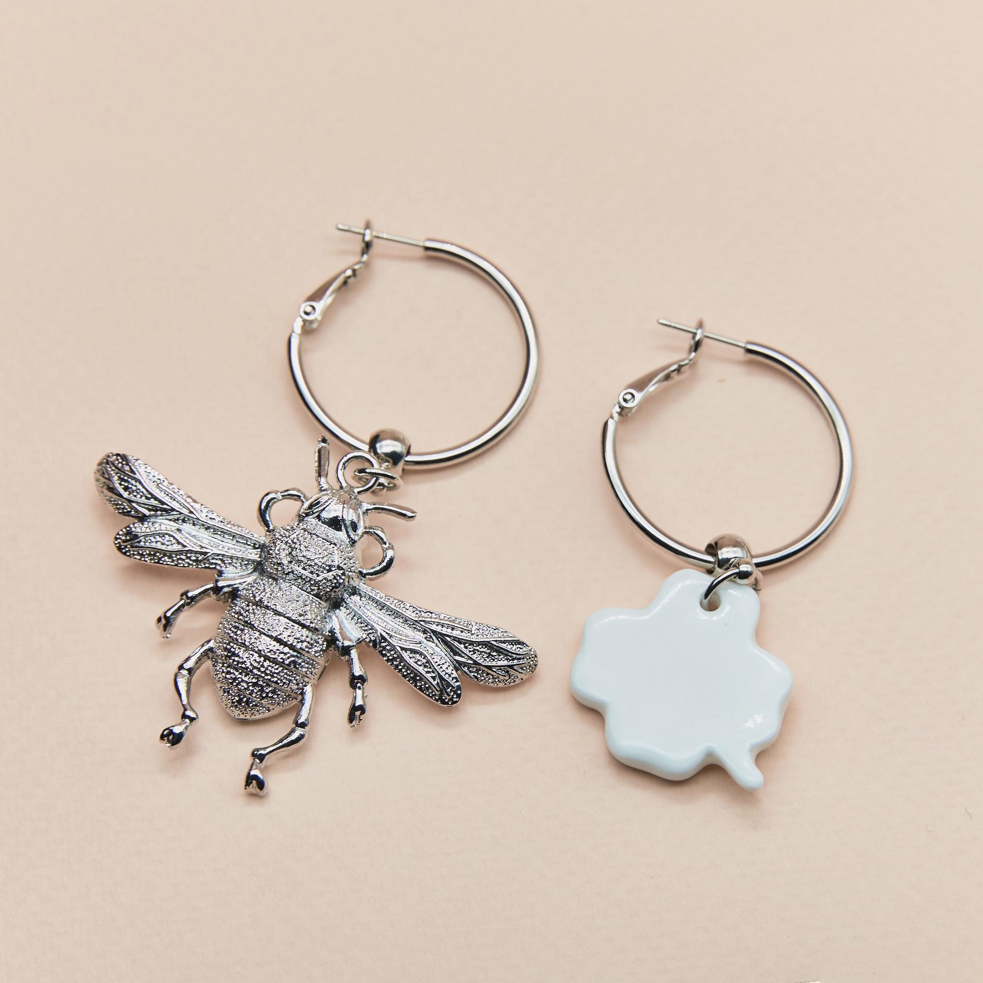 Серьги асимметричные с клевером и пчелой в платине