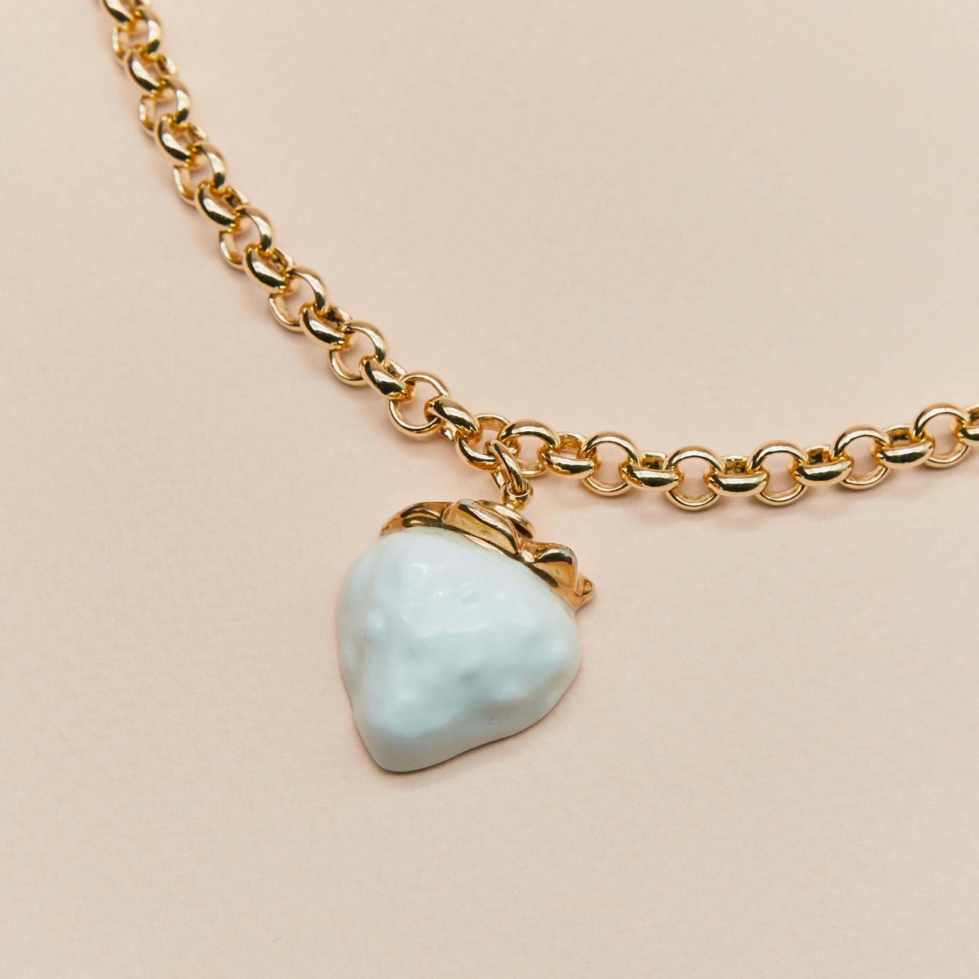 Кулон клубника белая на цепи в золоте