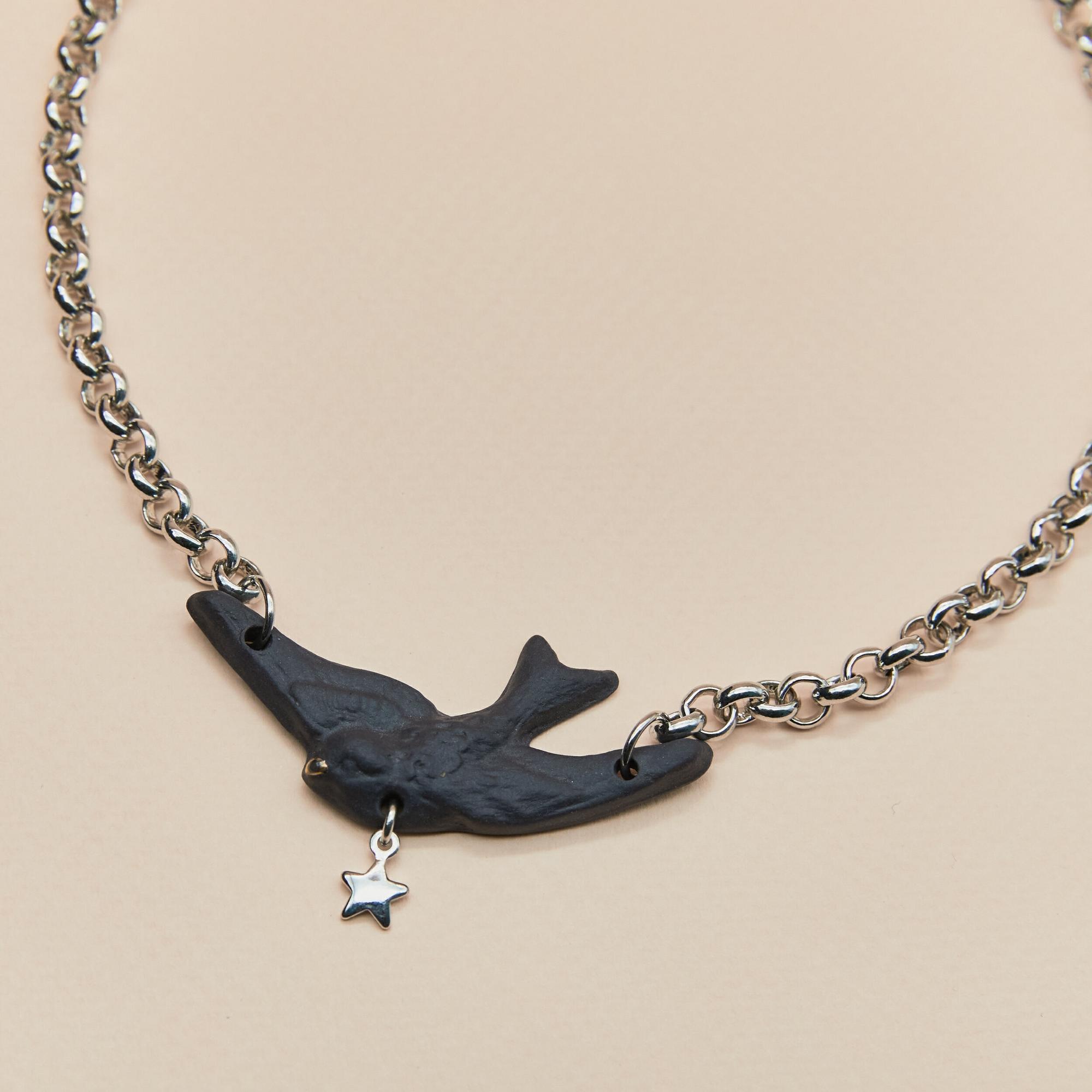 Колье птица черная со звездой на цепи в платине