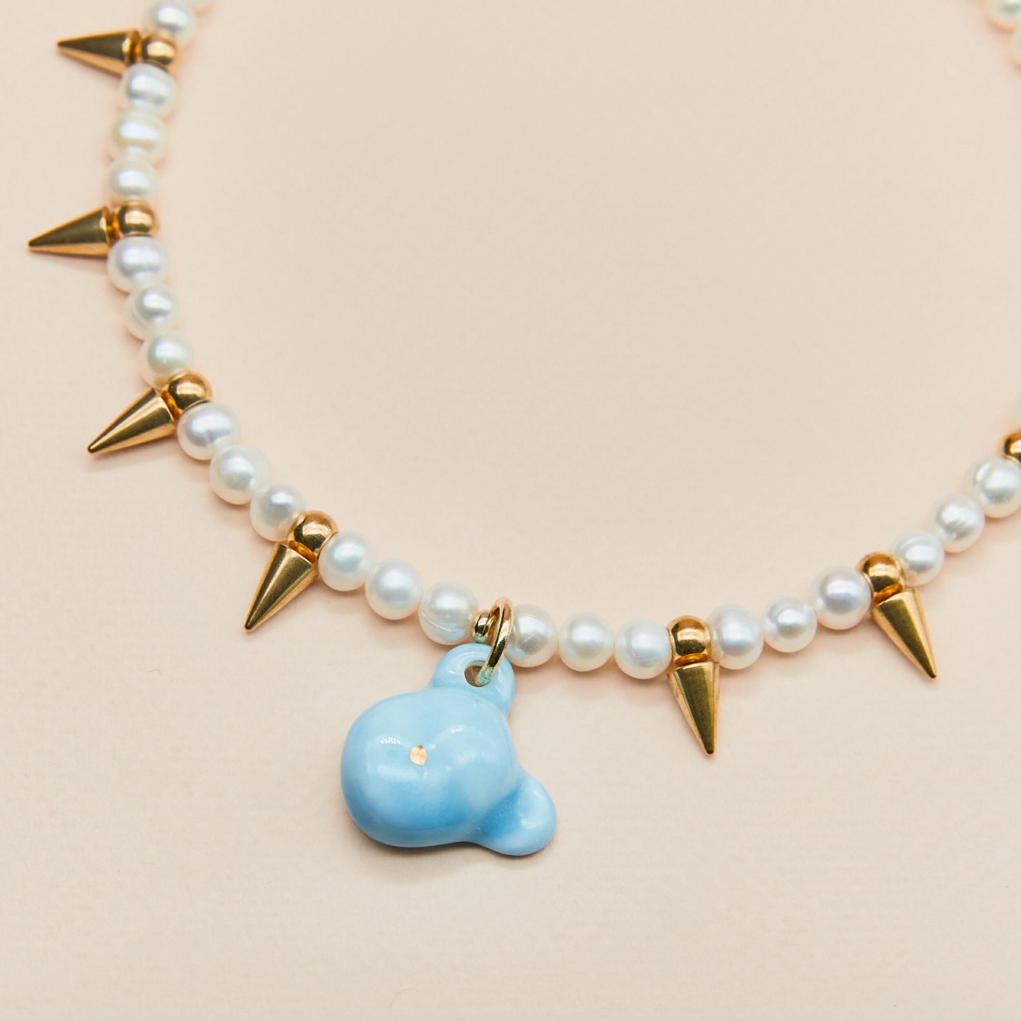 Колье голова мишки голубая с шипами и жемчугом