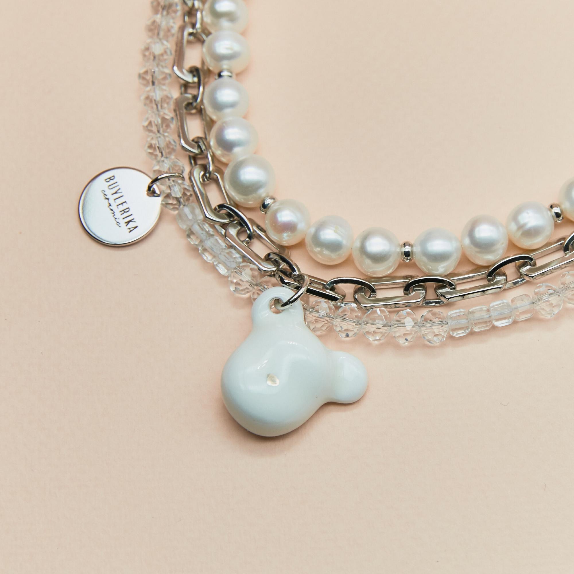 Браслет мнослойный с белой головой мишки, жемчугом и горным хрусталем