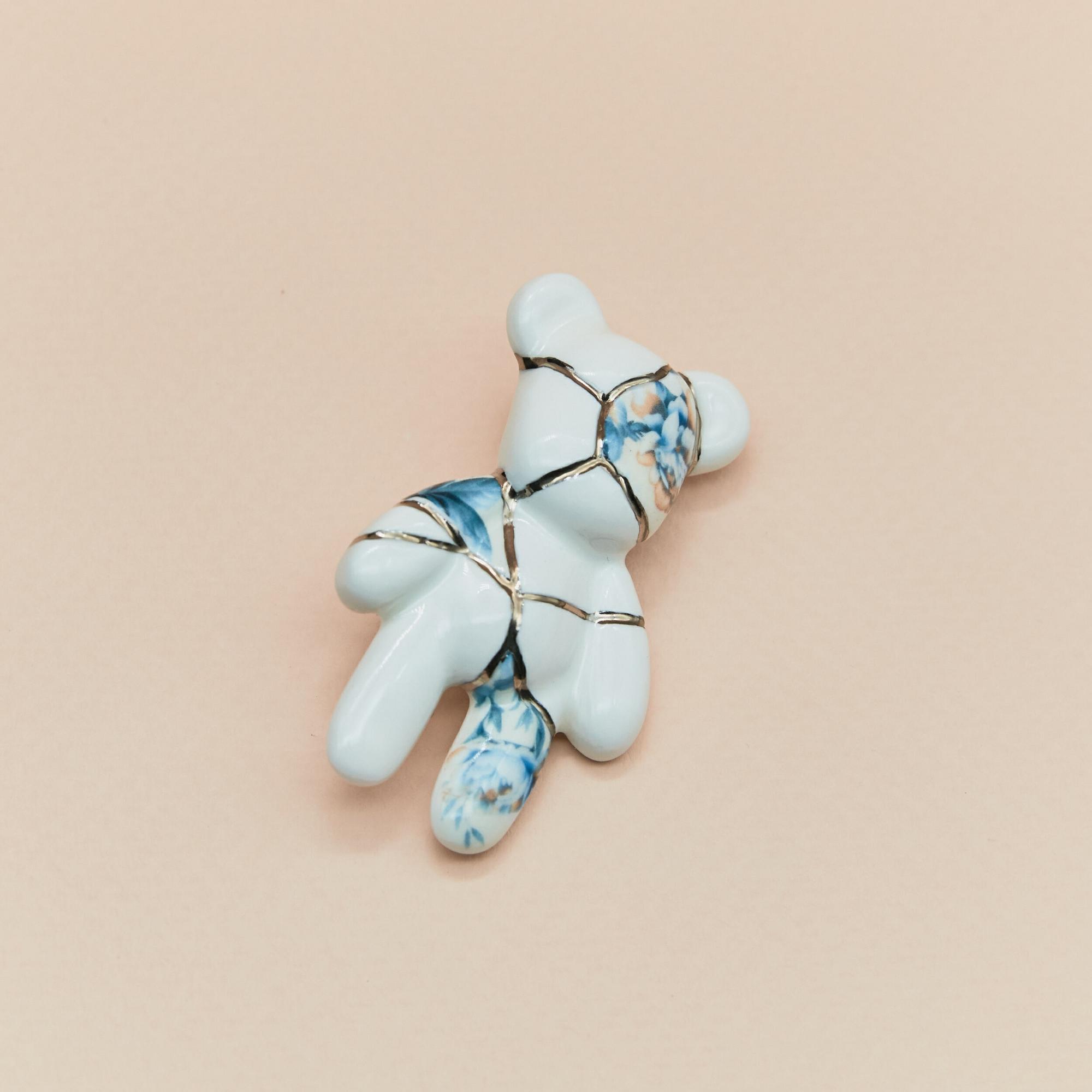 Брошь Мишка белый с имитацией Кинцуги