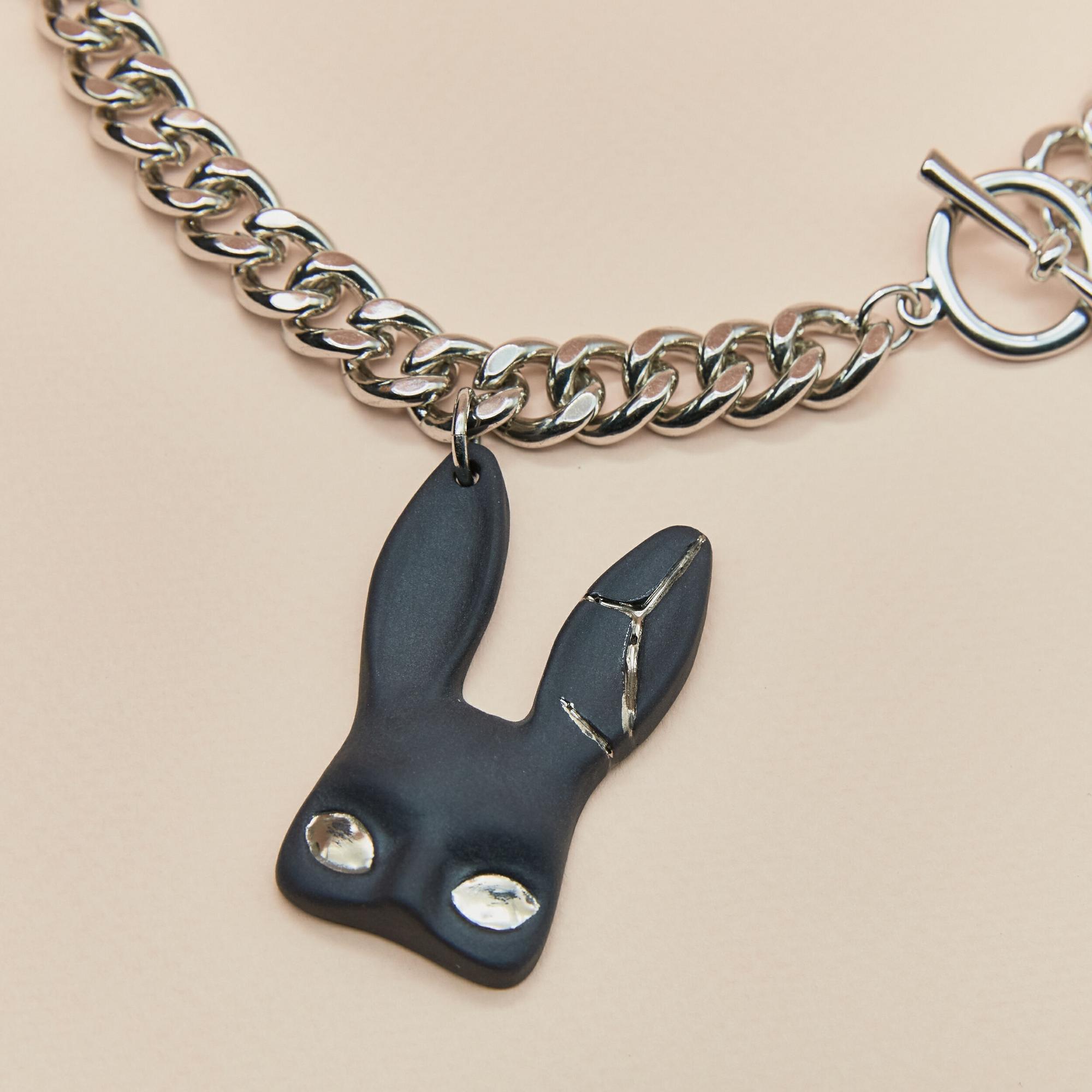 Колье Маска Кролика черная матовая с имитацией Кинцуги на цепи в платине