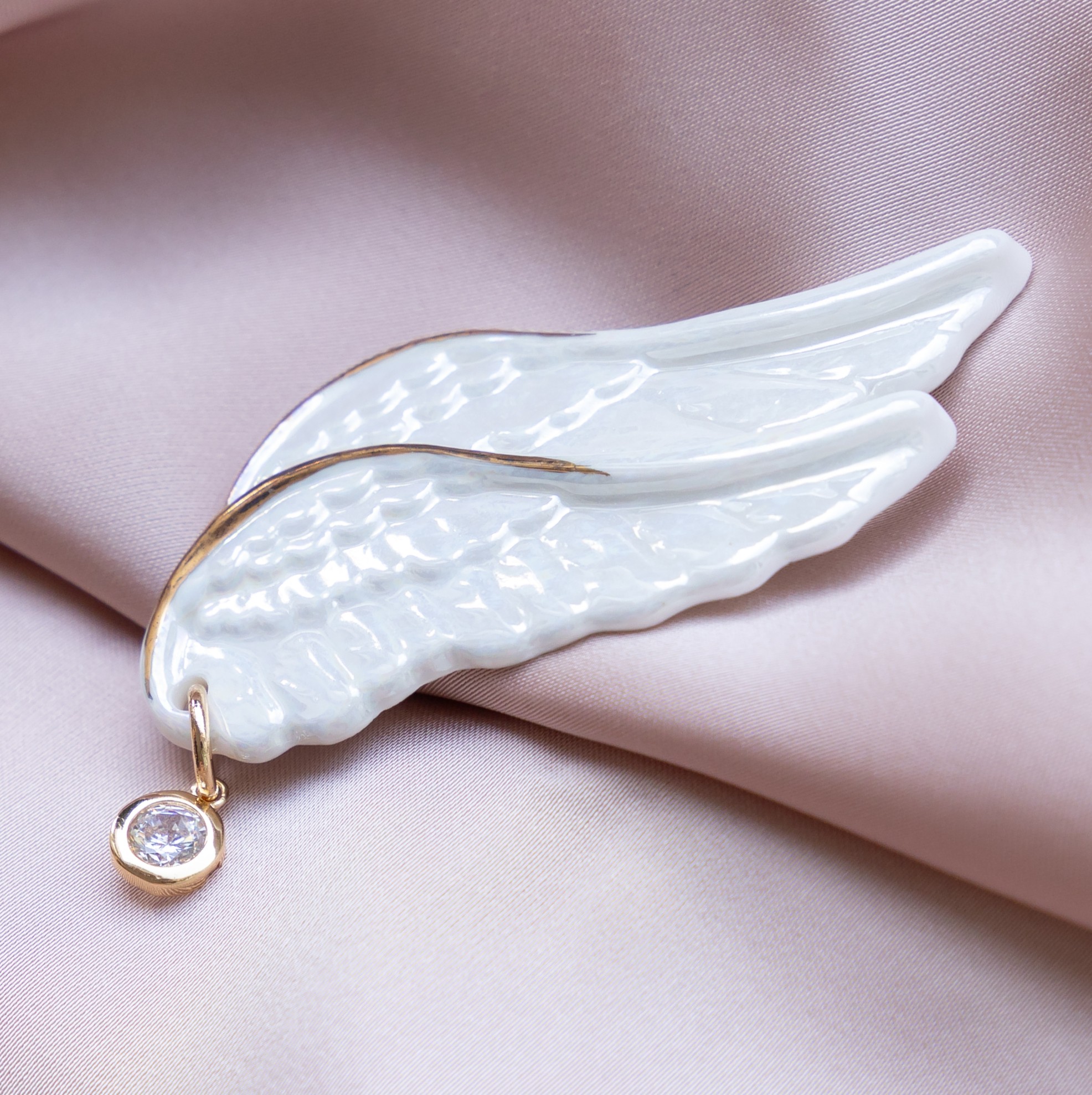 Брошь "Со мной ты расправишь Крылья" белая с перламутром и подвеской