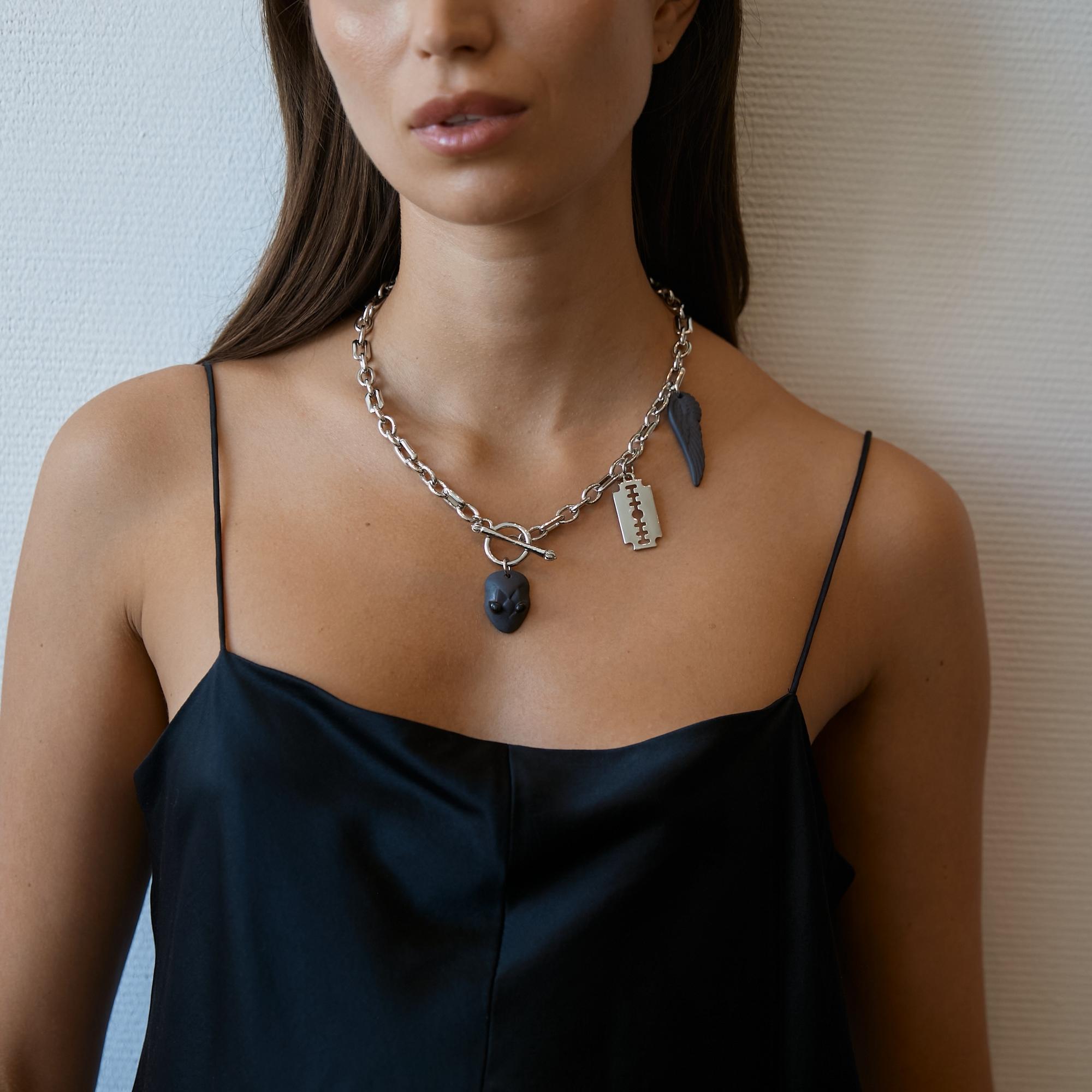 Колье змея черная с крылом и бритвой в серебре