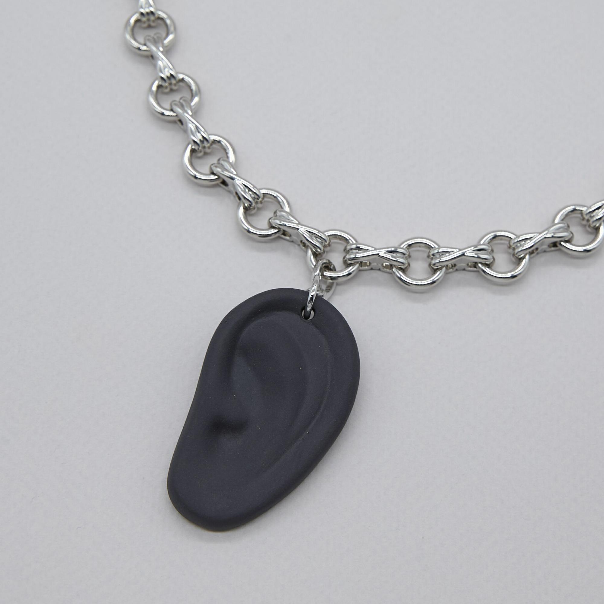 Кулон ухо черное на цепи в серебре