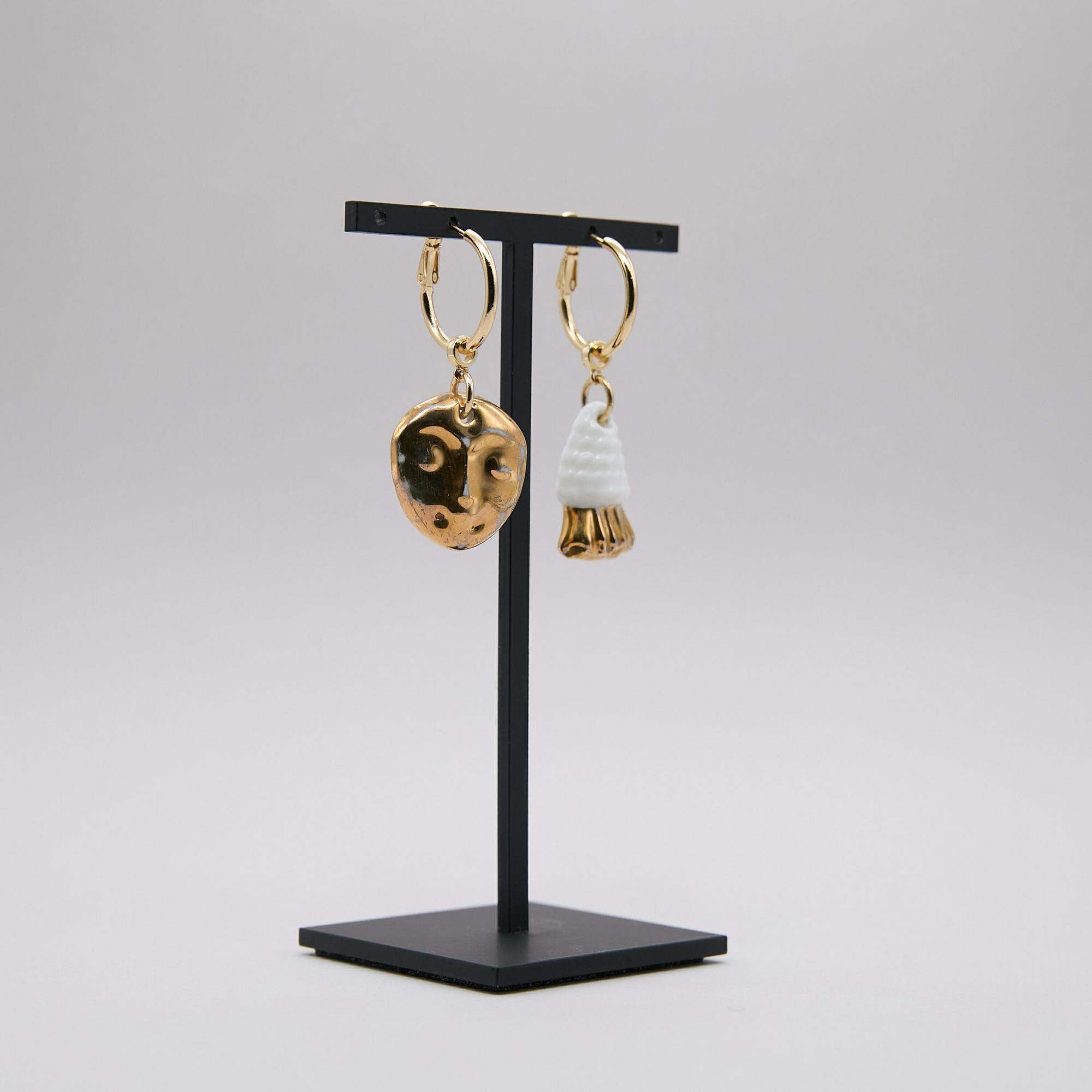 Серьги асимметричные с маской и кисточкой в золоте