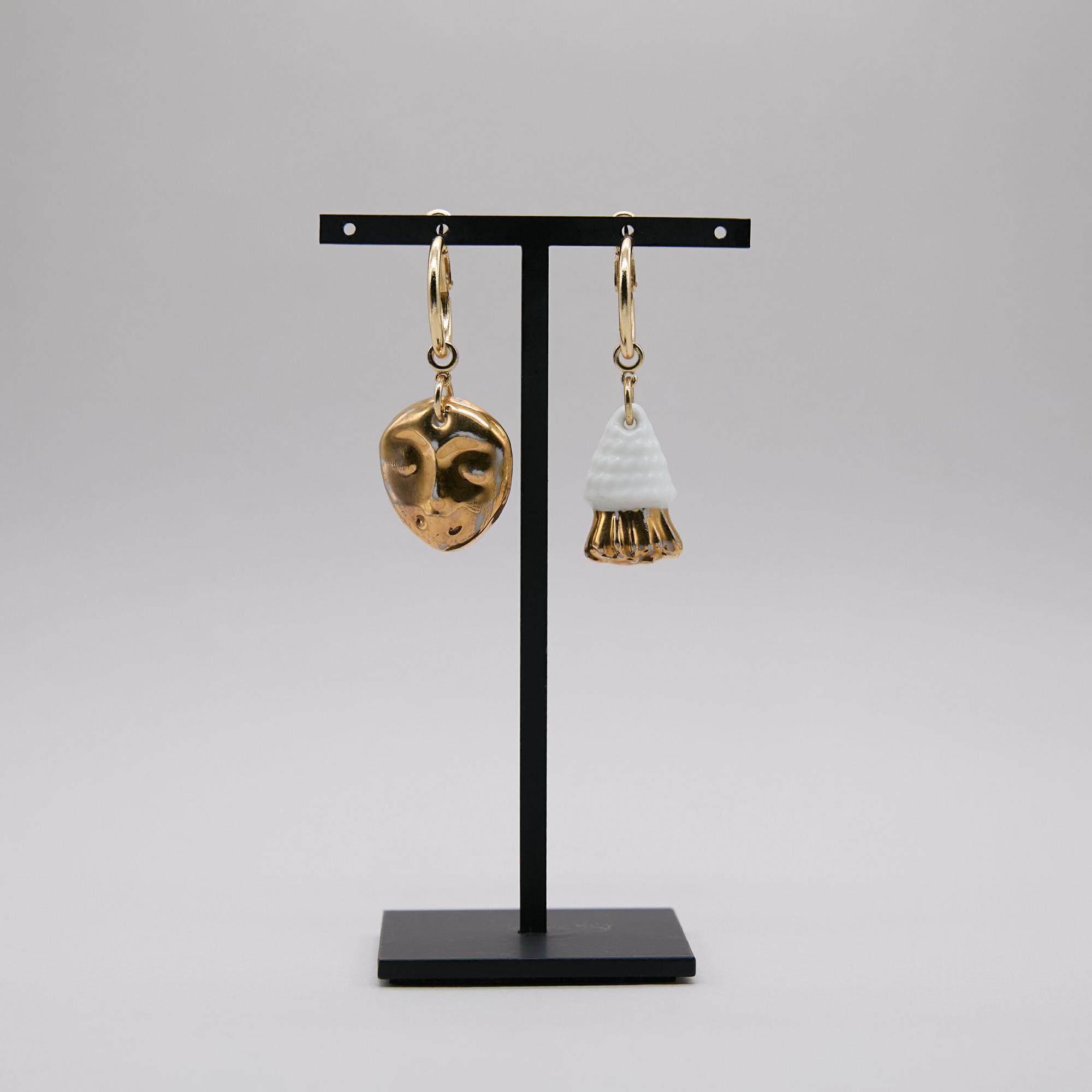 Серьги асимметричные с маской и кисточкой в золоте