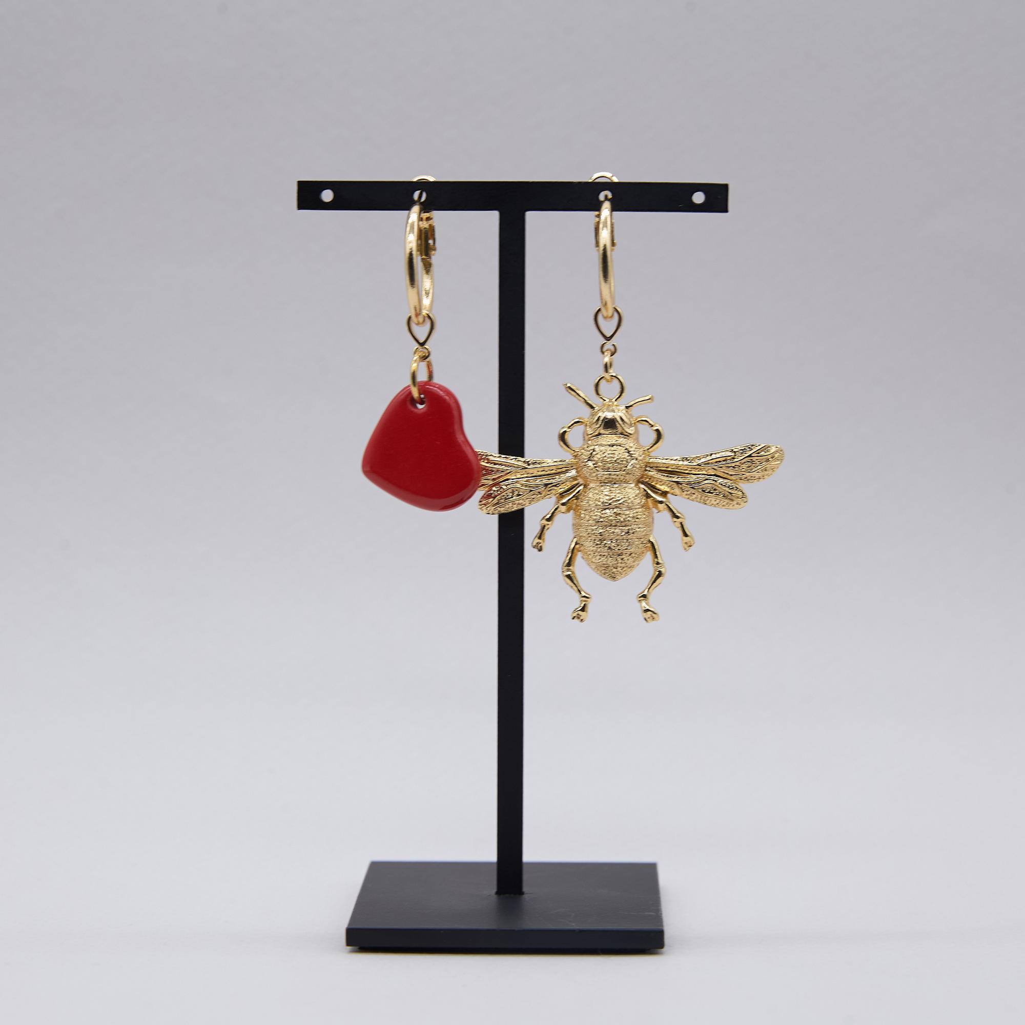 Серьги асимметричные с пчелой и сердцем в золоте
