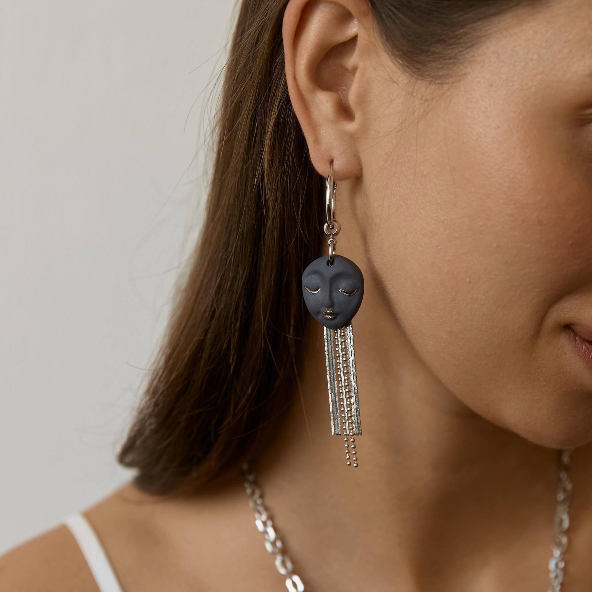 Серьги асимметричные с маской и крылом в серебре