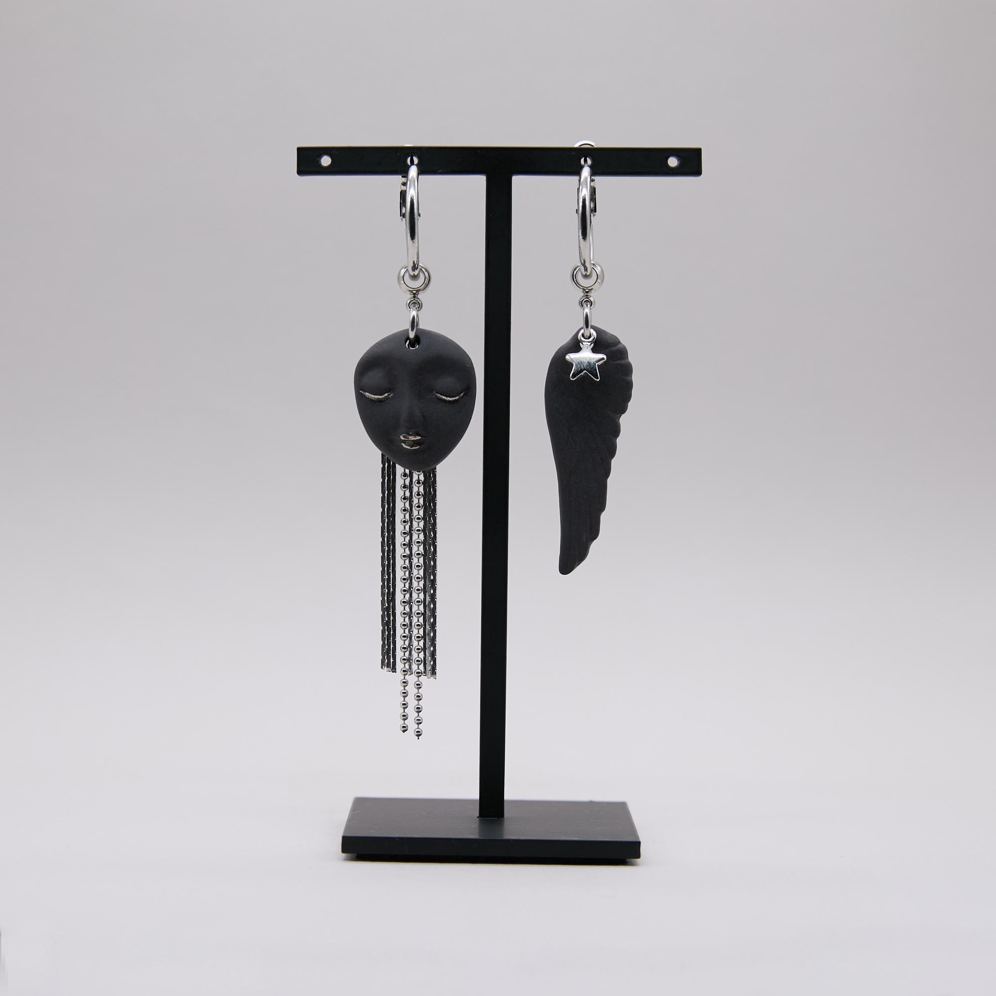 Серьги асимметричные с маской и крылом в серебре