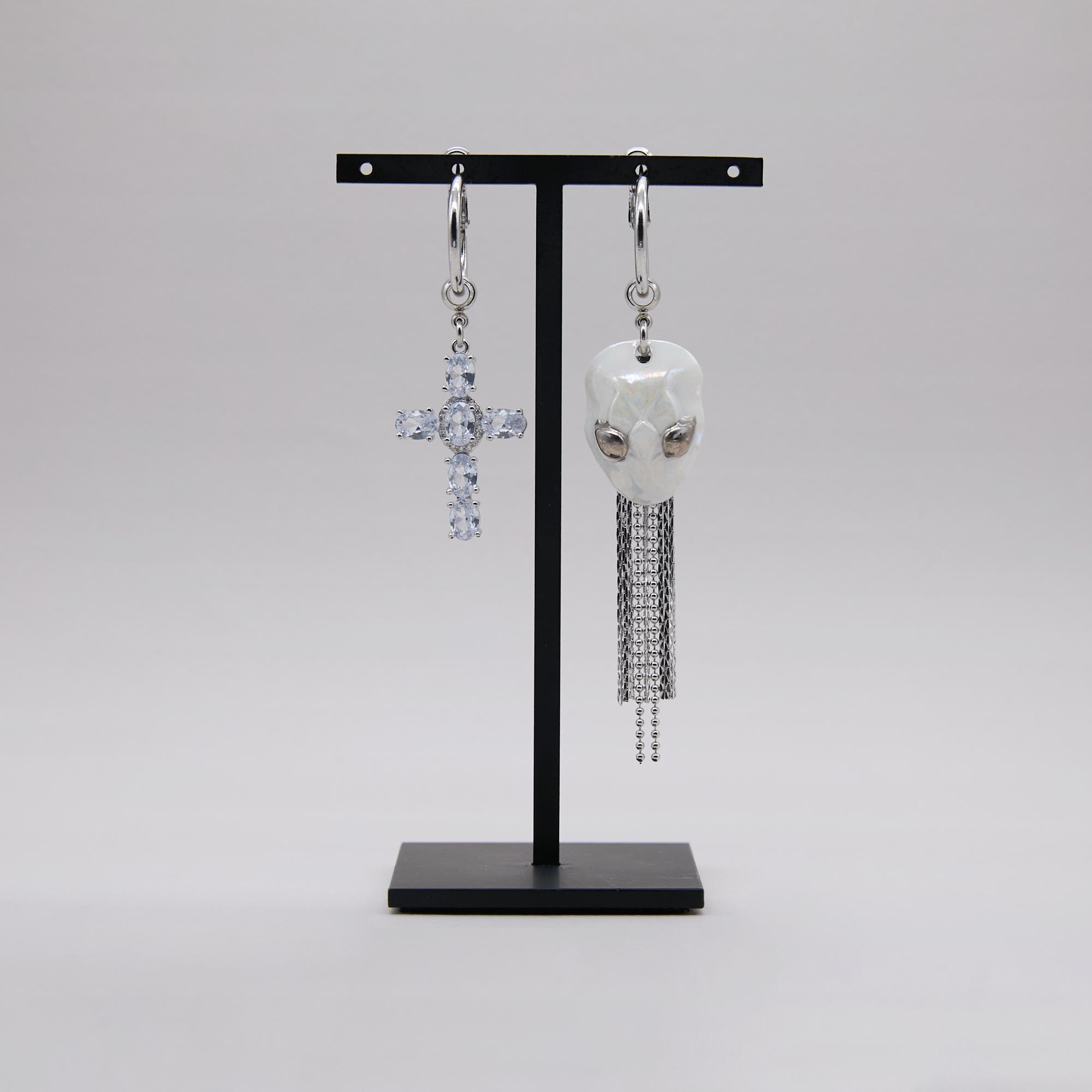 Серьги асимметричные с крестом и перламутровой змеей в платине