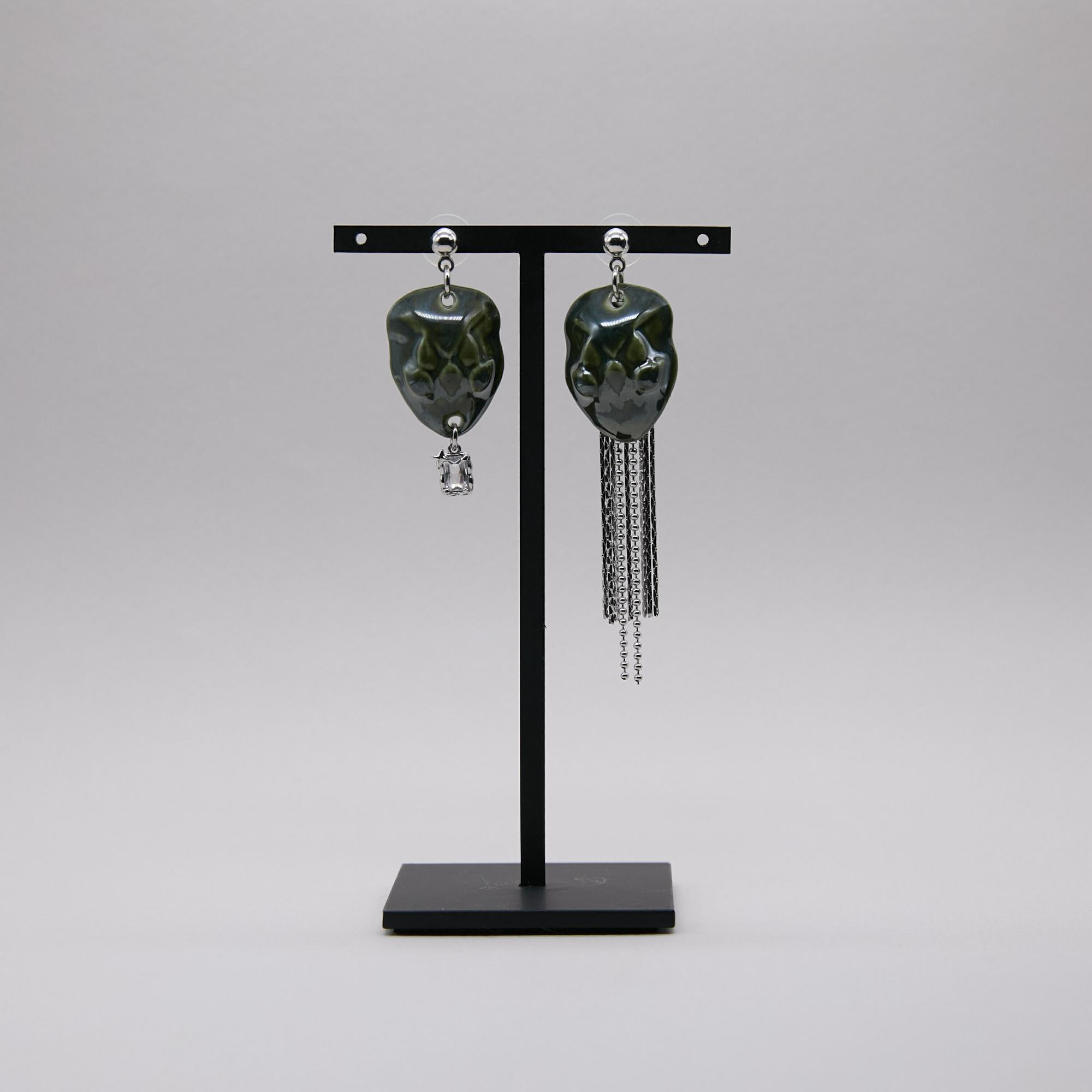 Серьги асимметричные змеи зеленые в платине