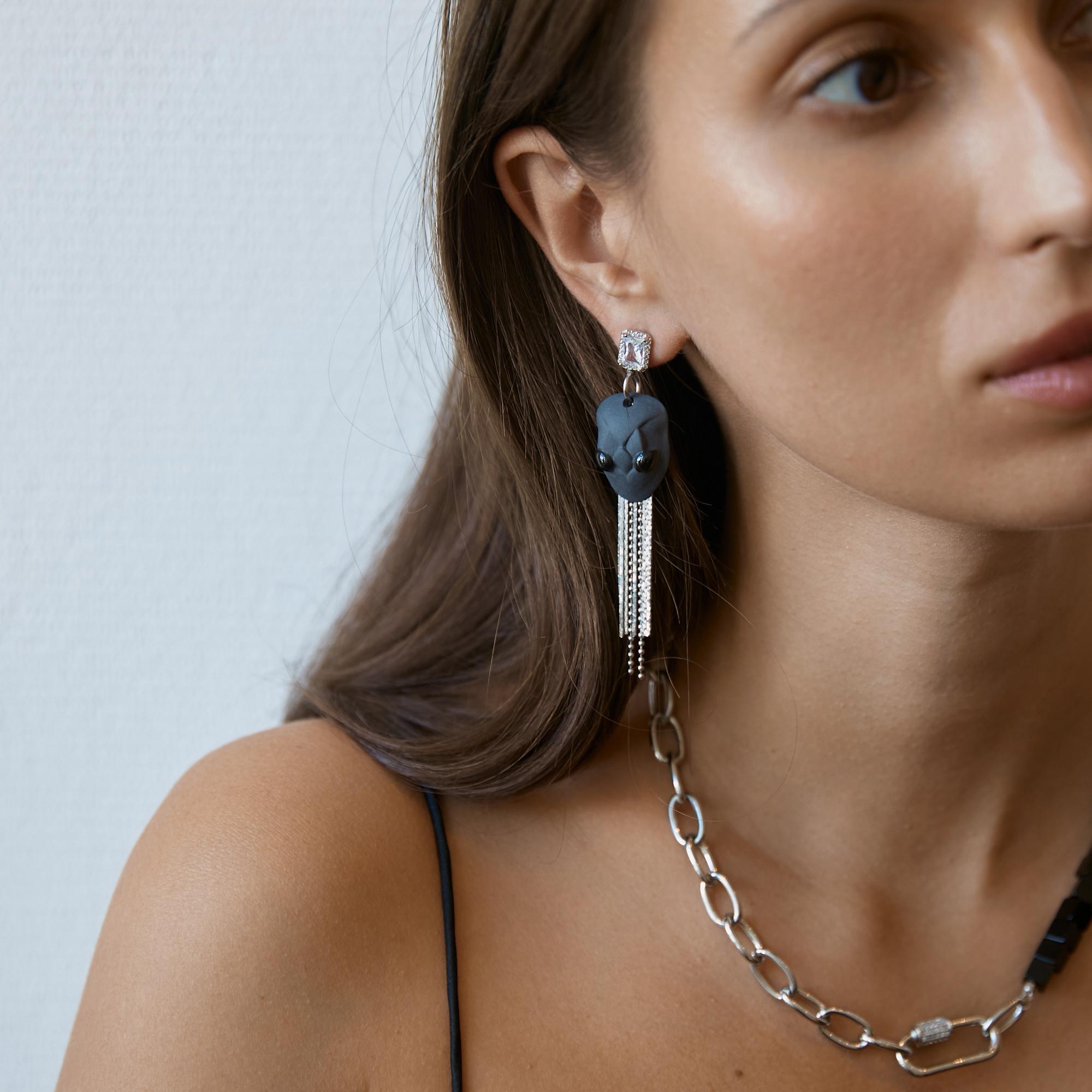 Серьги асимметричные с крылом и черной змеей в серебре