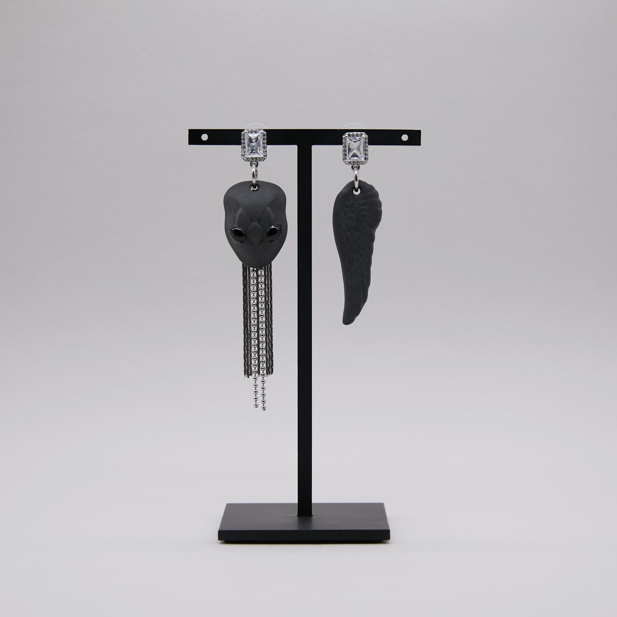 Серьги асимметричные с крылом и черной змеей в серебре