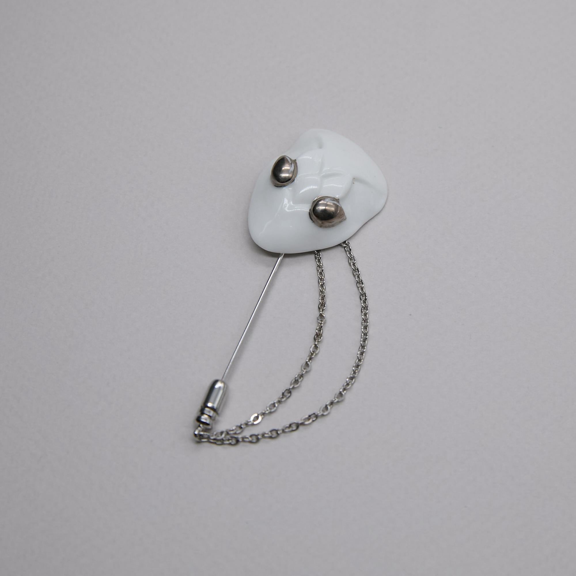 Брошь змея белая на французской булавке с цепью в серебре