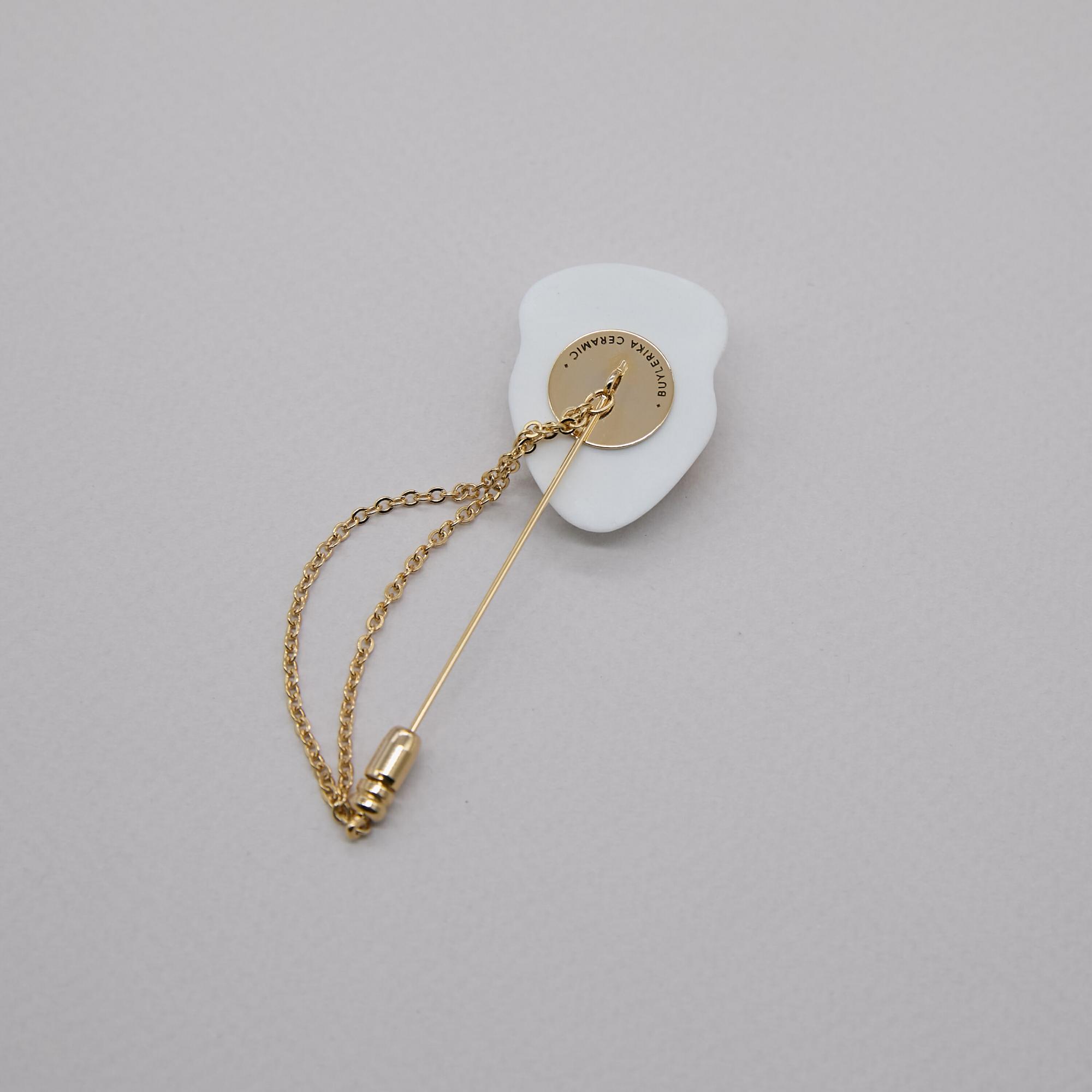 Брошь змея белая на французской булавке с цепью в золоте