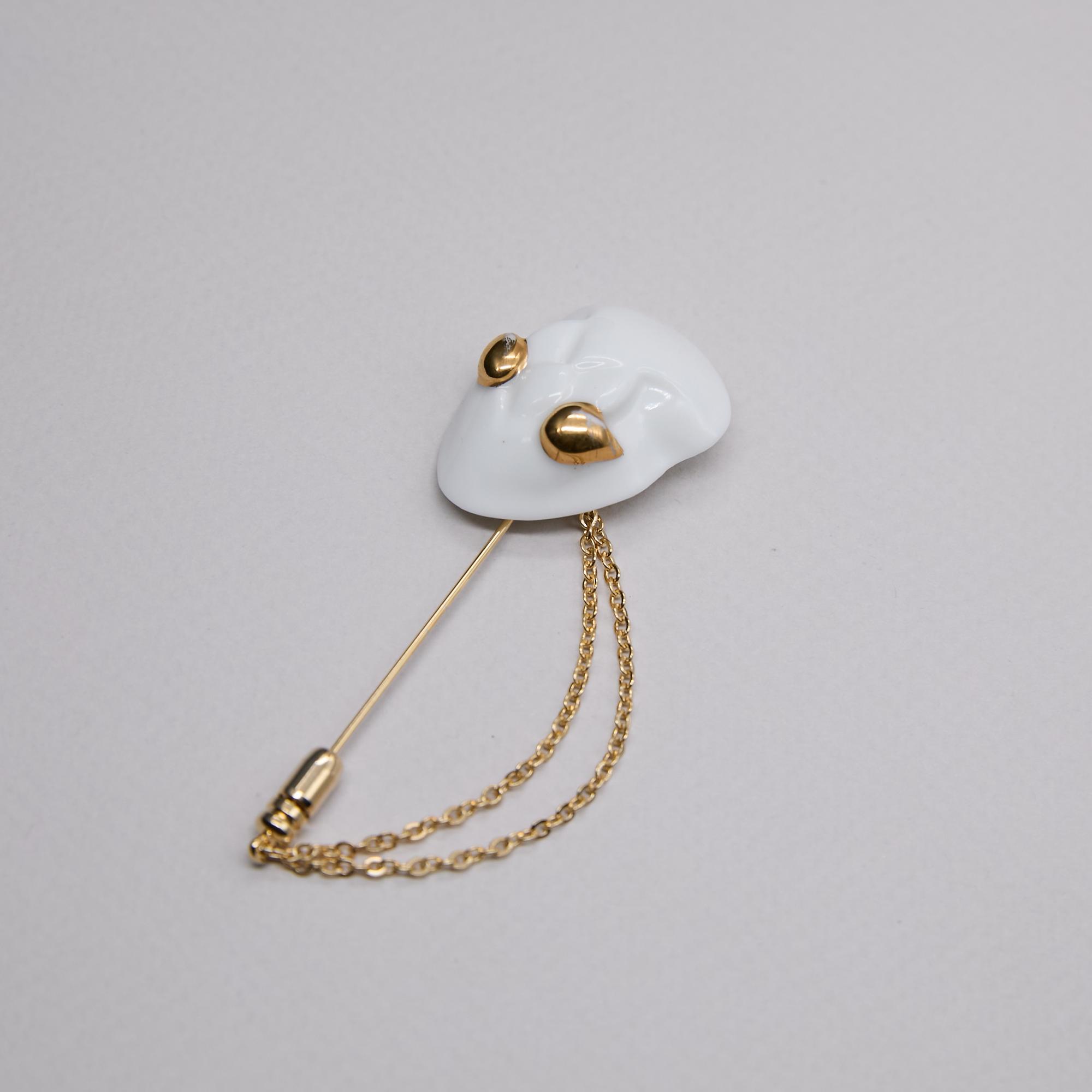 Брошь змея белая на французской булавке с цепью в золоте
