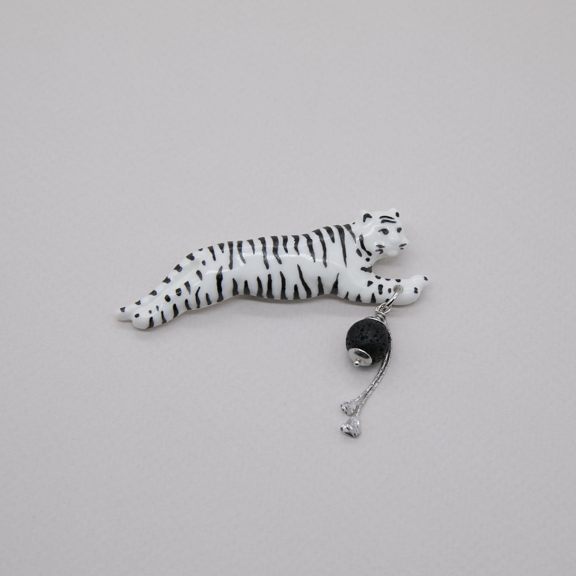 Брошь тигр в прыжке белый с черными полосками и вулканической лавой