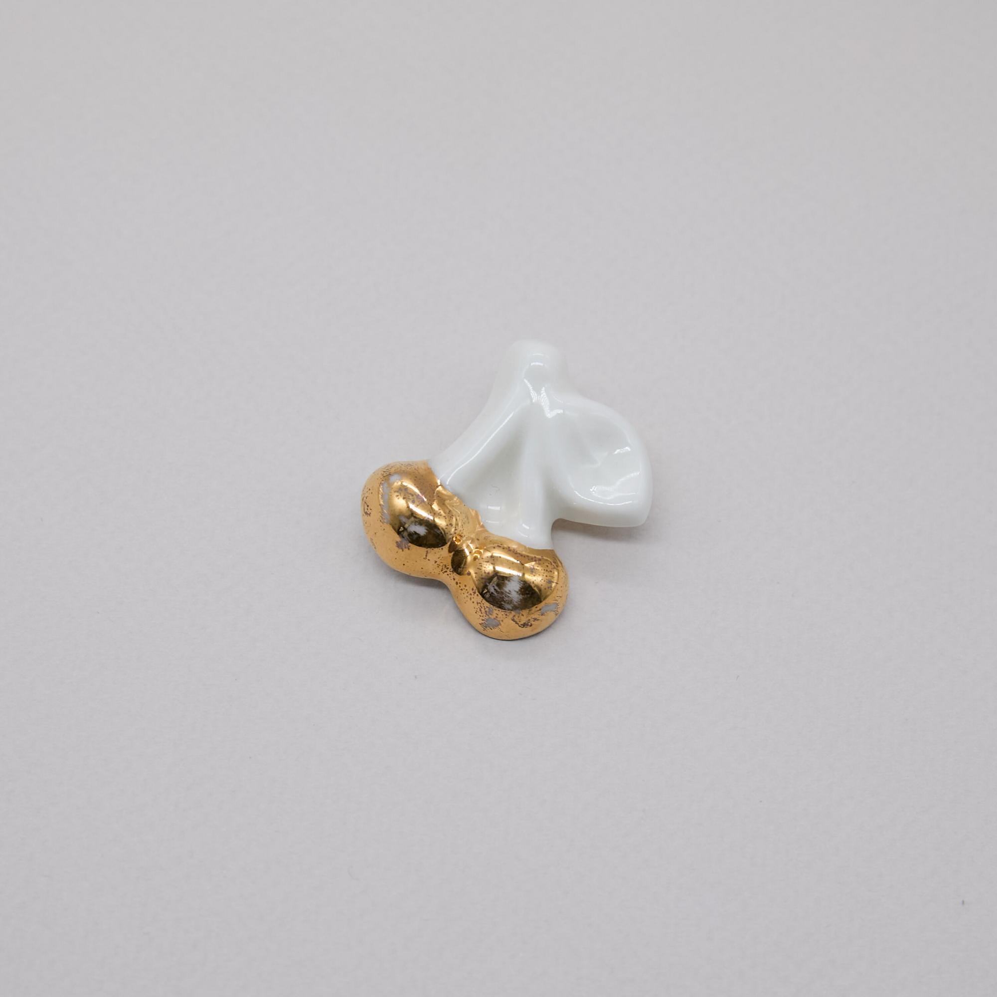 Брошь вишня белая в золоте