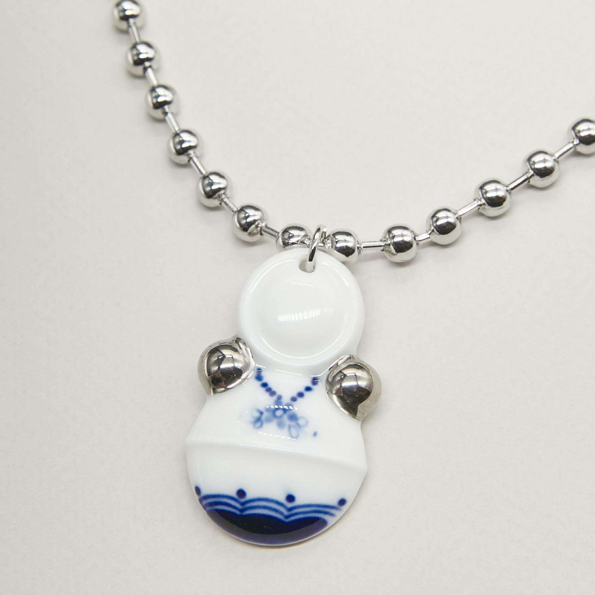 Кулон неваляшка в бусах с платиной