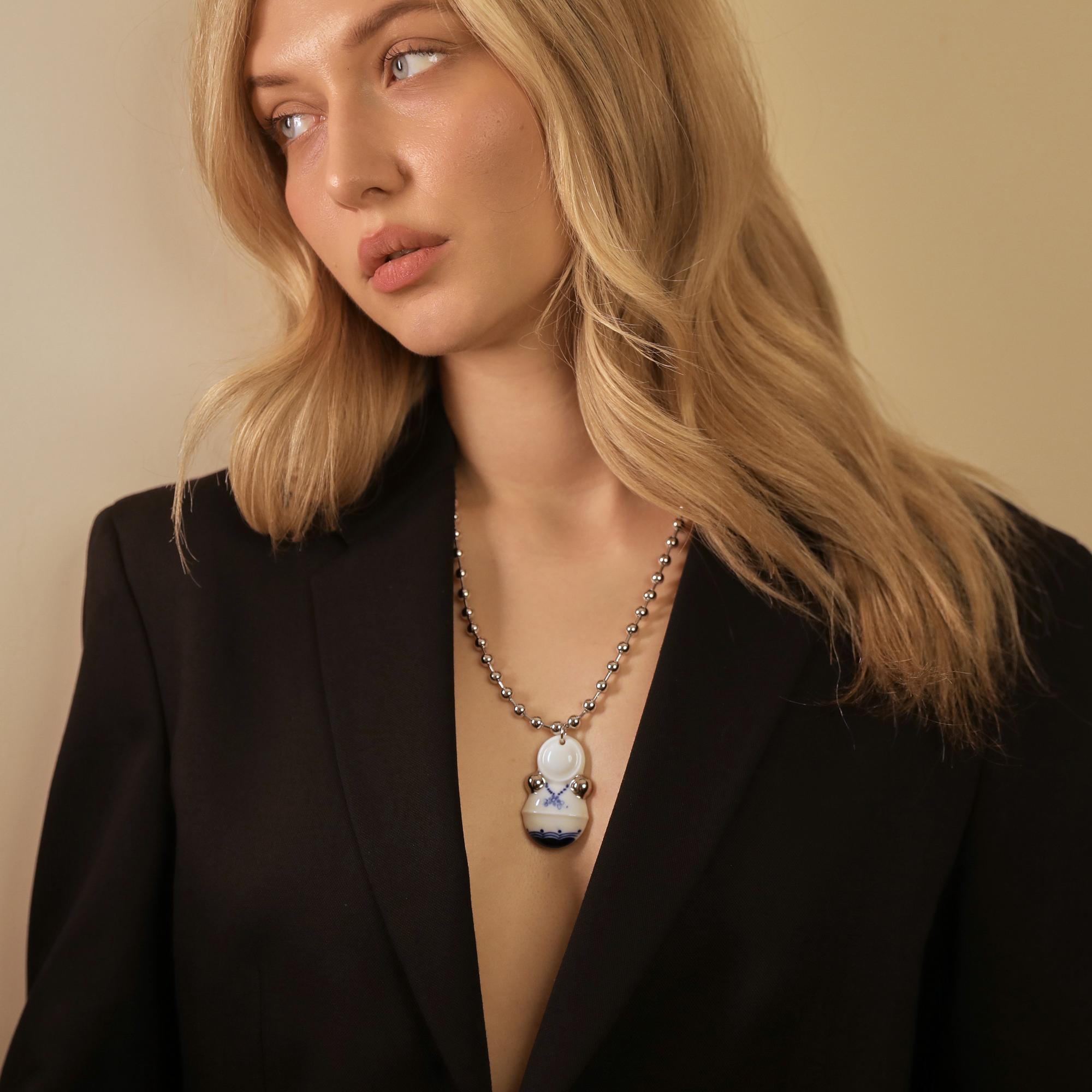 Кулон неваляшка в бусах с платиной