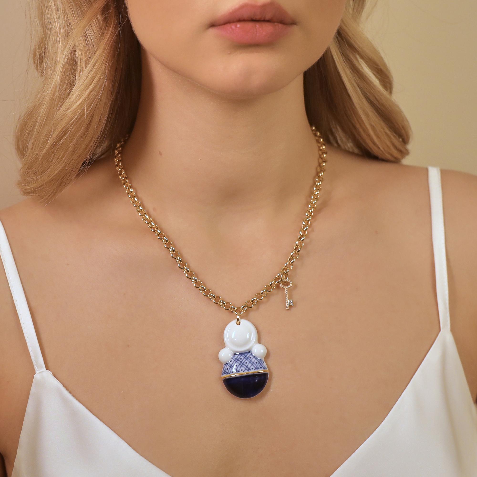 Кулон неваляшка в свитере с золотом