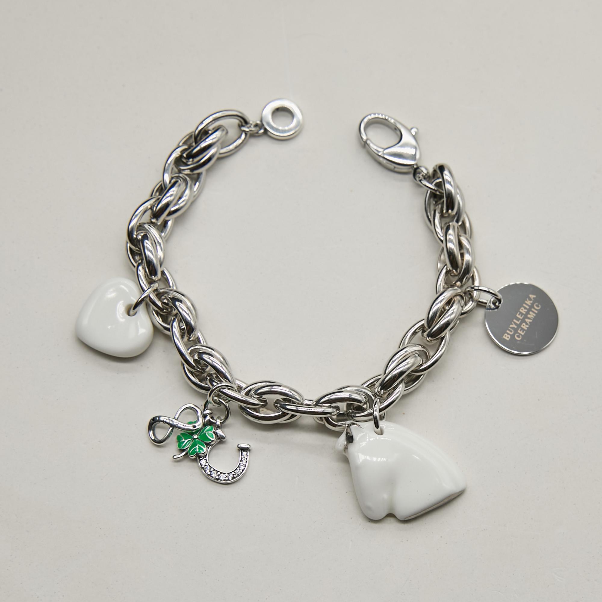 Браслет с талисманами: белое сердце, голова лошали, подкова, клевер, бесконечность в платине