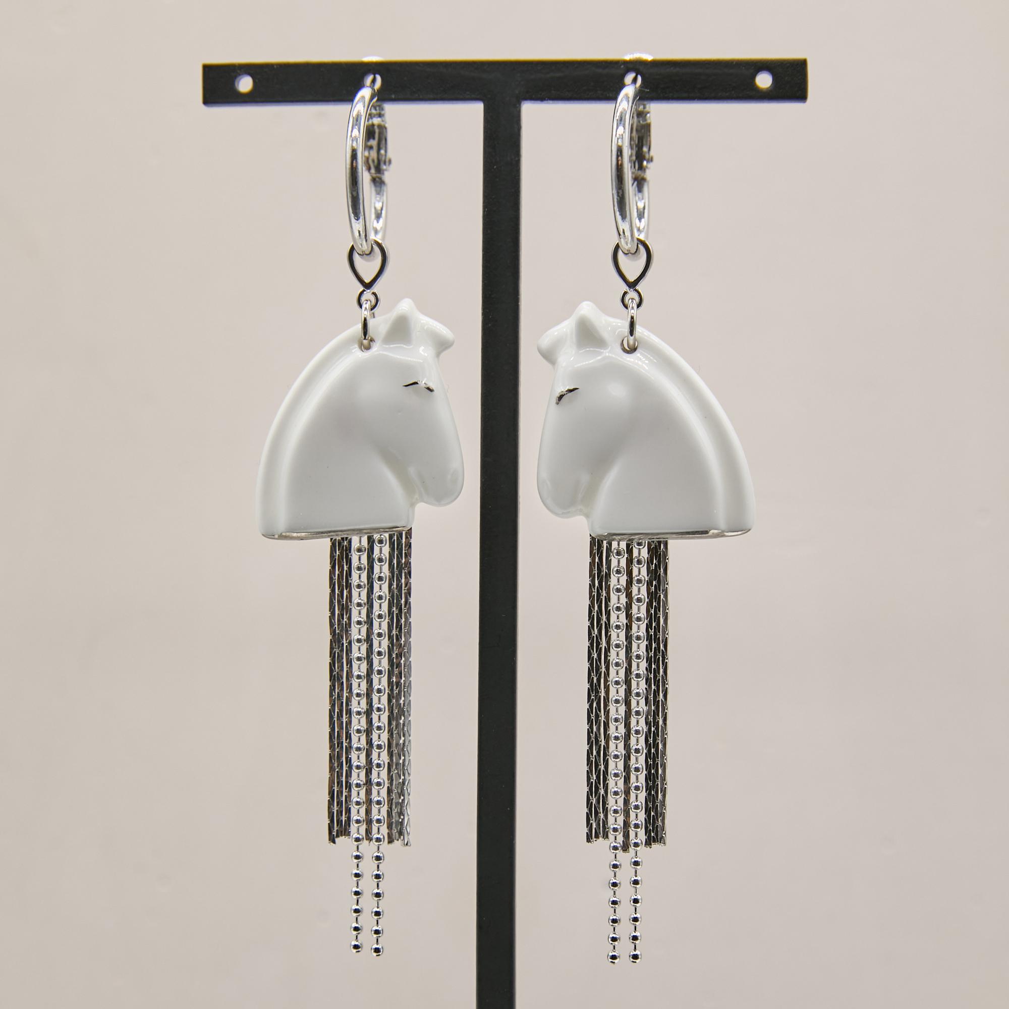 Серьги лошади S белые на кольцах с кистями в платине