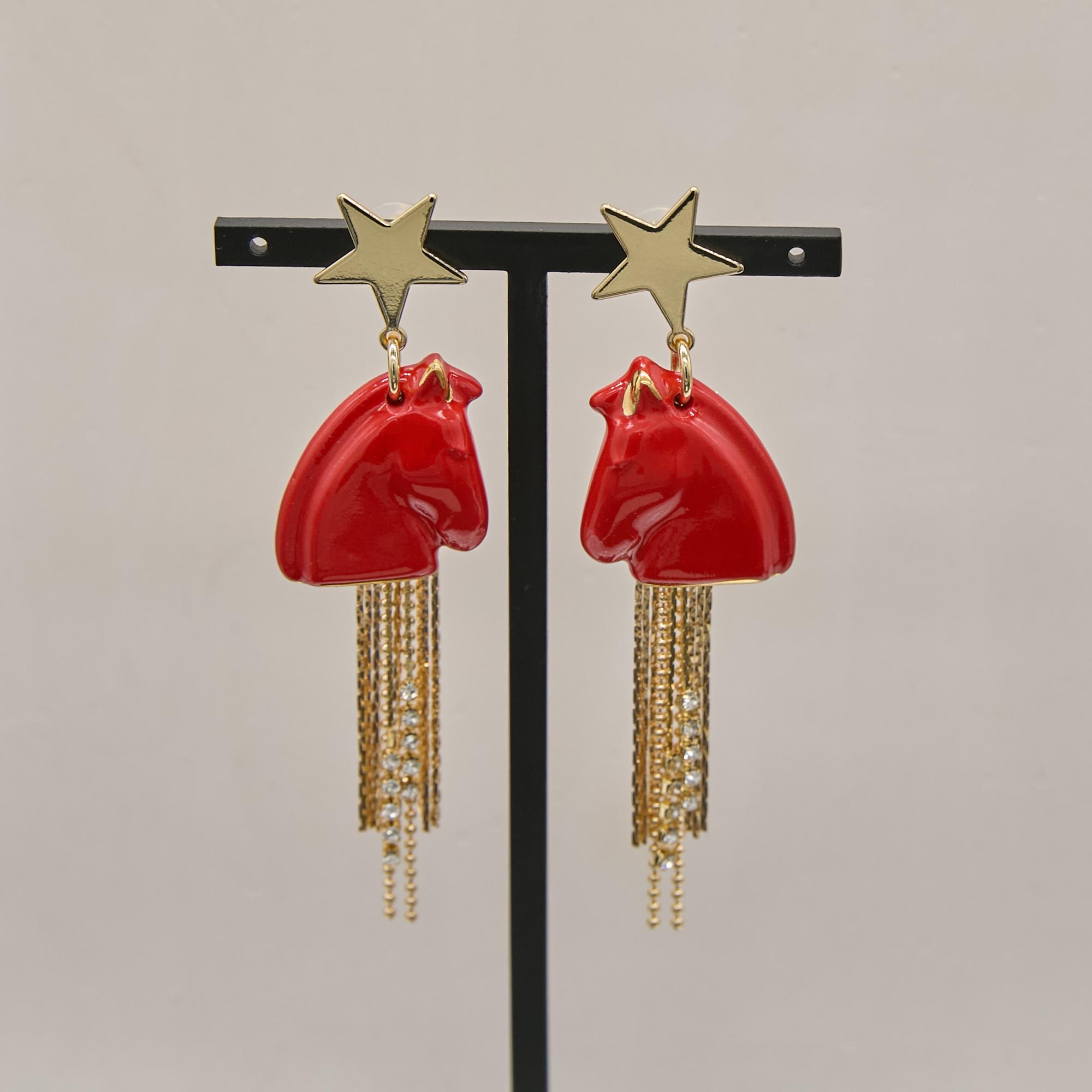 Серьги лошади S красные cо звездами и кистями в золоте