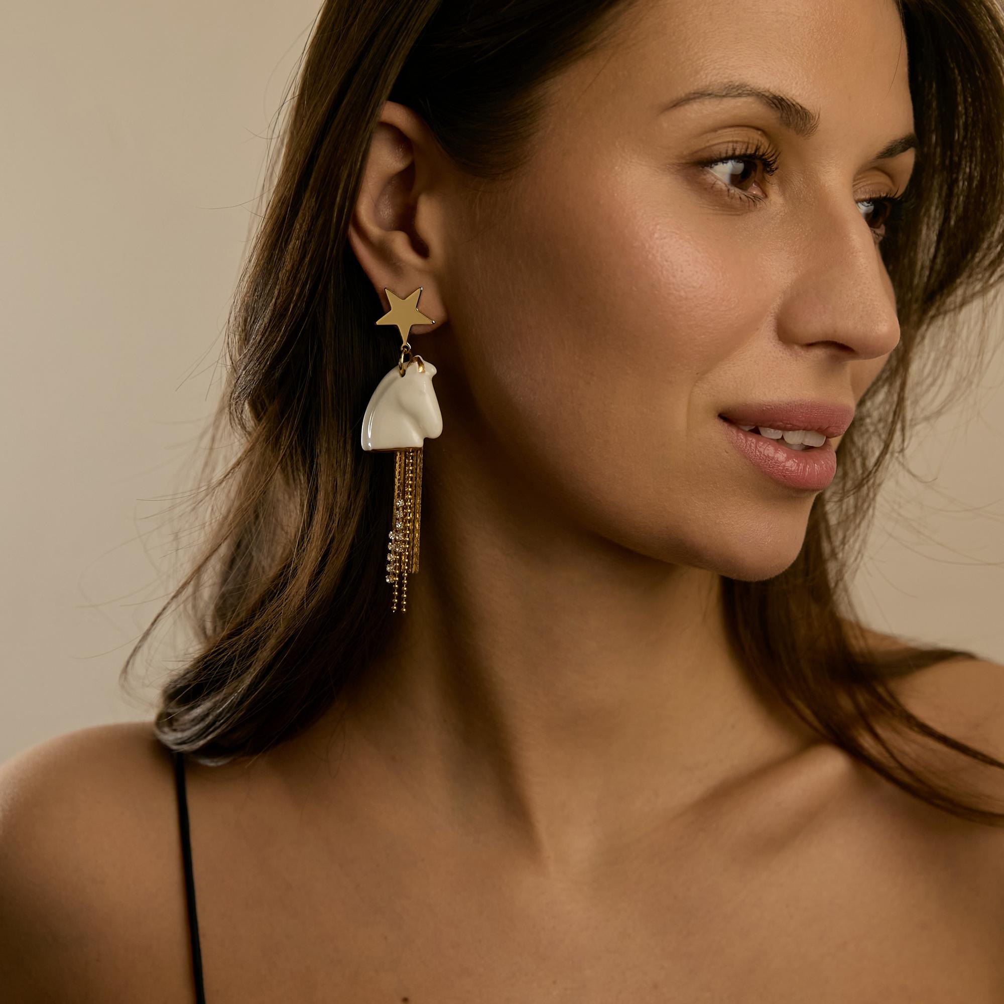 Серьги лошади S белые с кистями в золоте