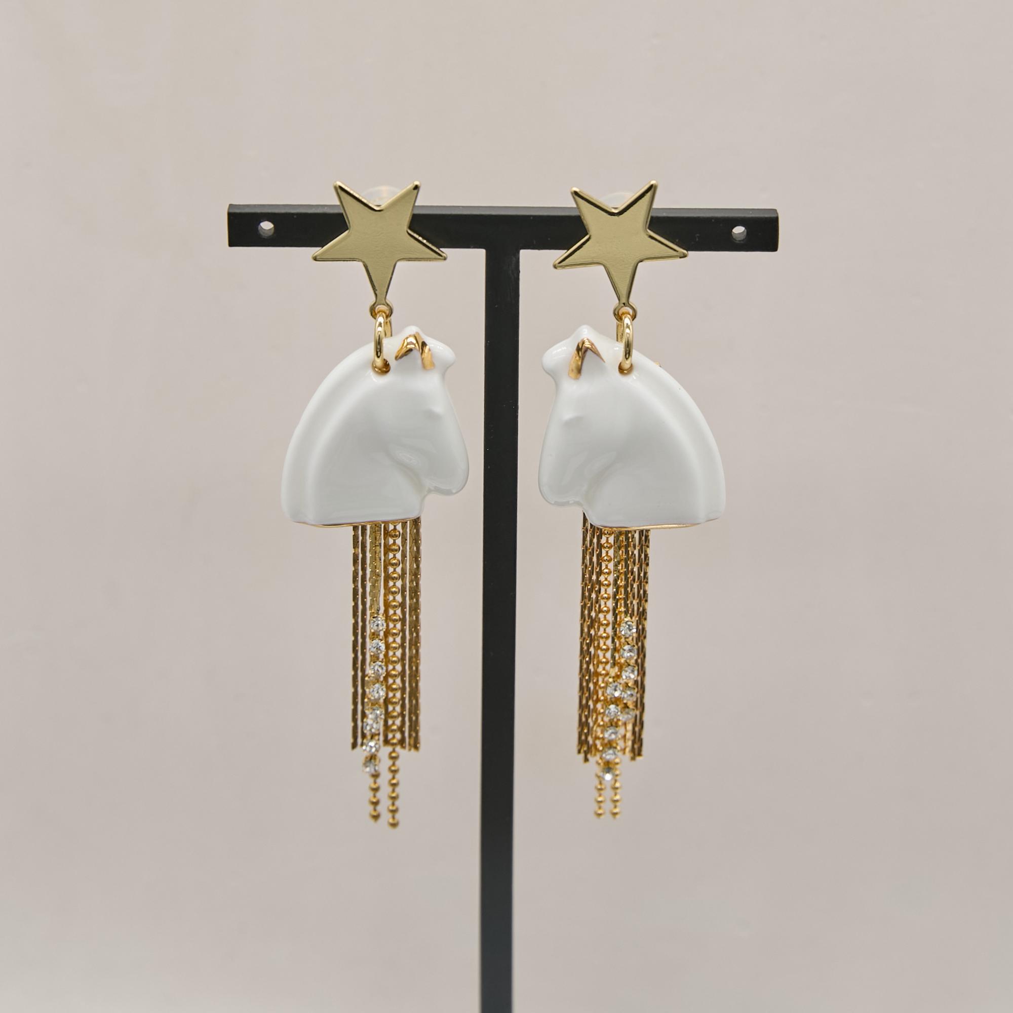 Серьги лошади S белые с кистями в золоте