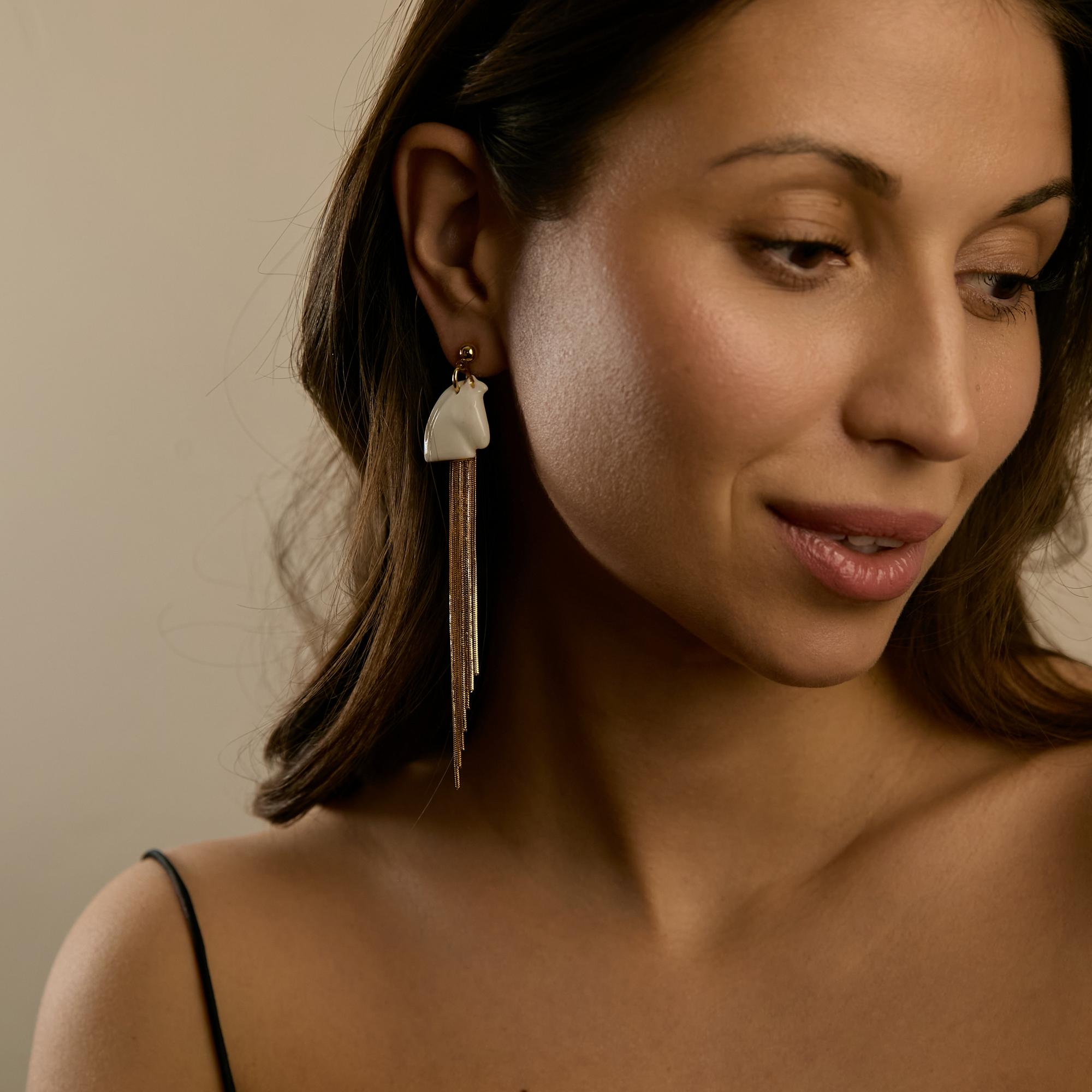 Серьги лошади XS белые с кистями в золоте
