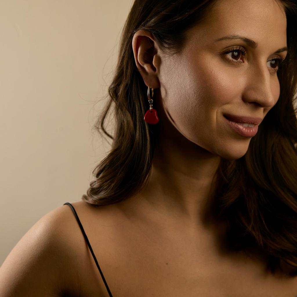 Серьги сердца красные на маленьких кольцах в золоте