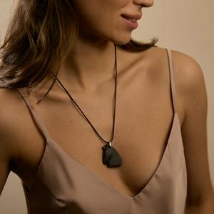 Кулон голова лошади чёрная шнурок платина фарфор авторский 2026