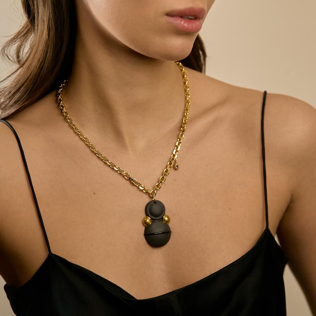 Кулон неваляшка черная со звездочкой на цепи в золоте