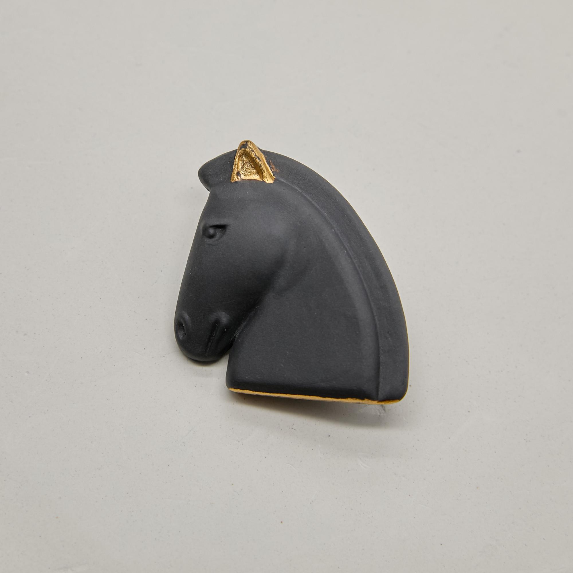 Брошь голова лошади L черная с золотом