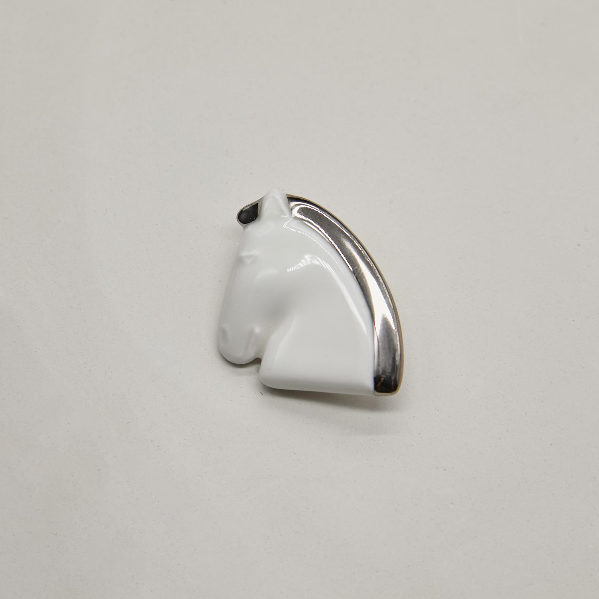 Брошь голова лошади M белая с платиной