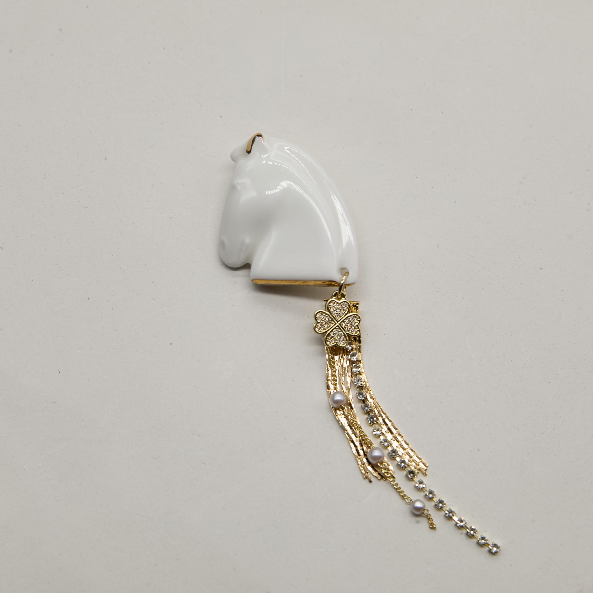 Брошь голова лошади M белая  с клевером в золоте