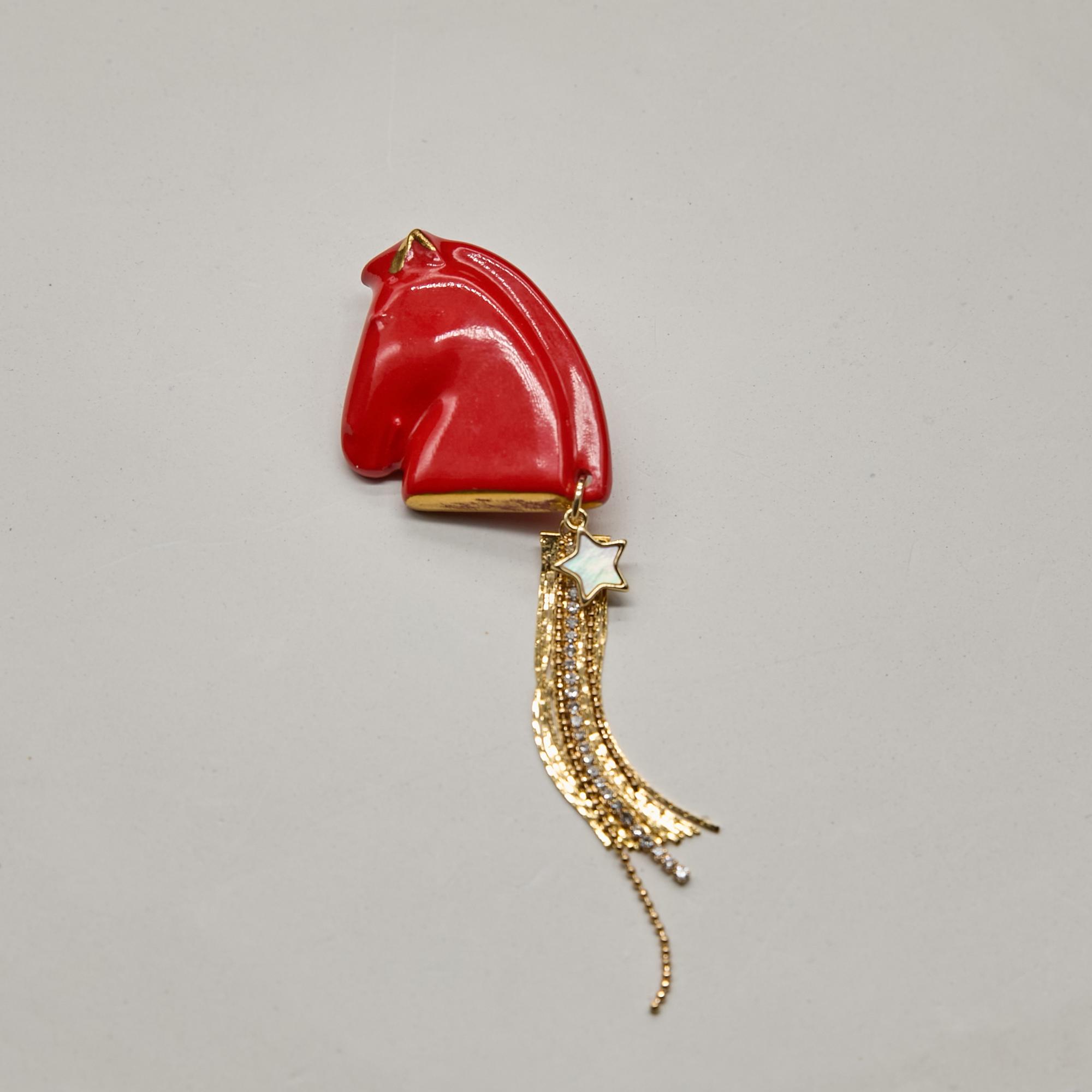 Брошь голова лошади M красная со звездочкой в золоте