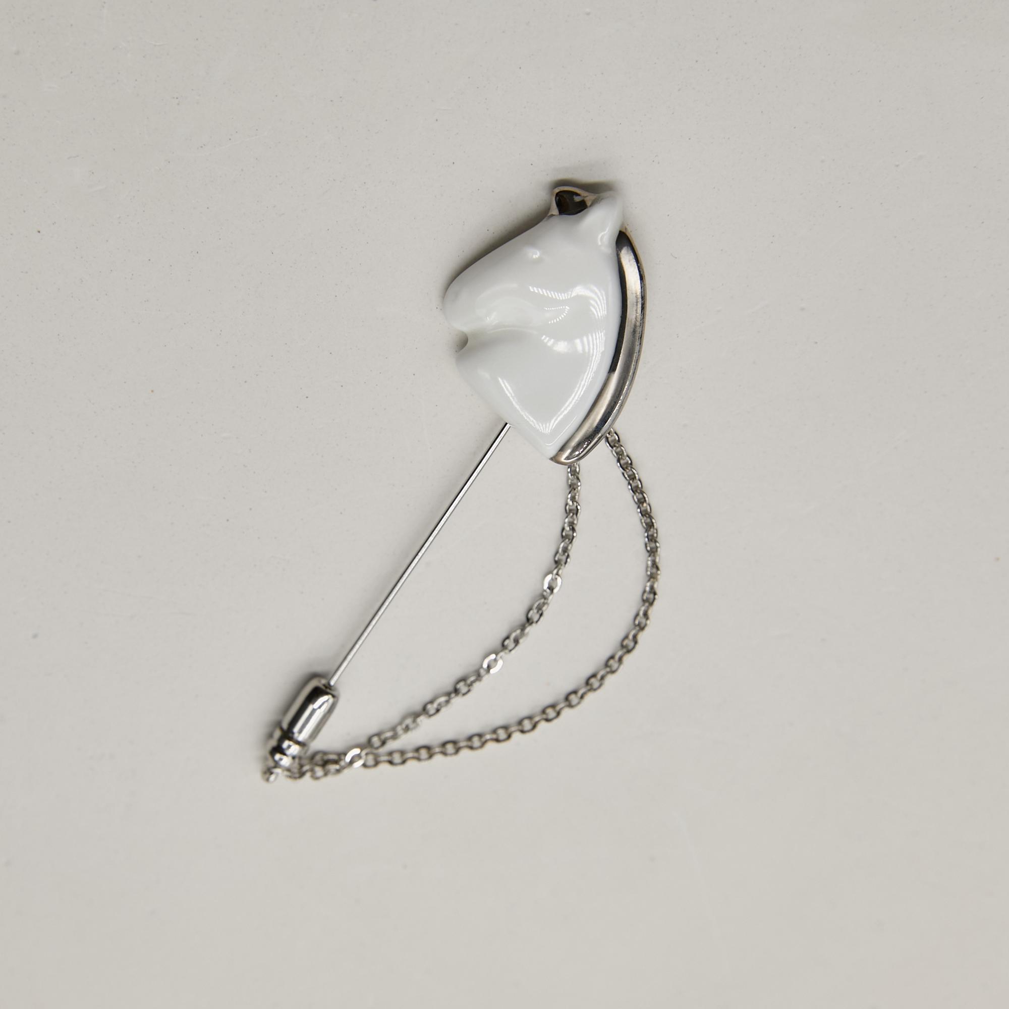 Брошь голова лошади S белая на французской булавке в цепью в платине