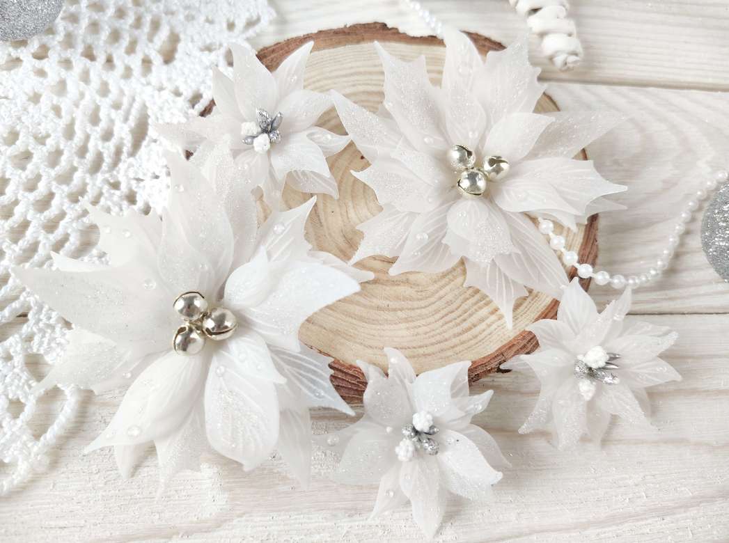 Набор цветов "Пуансенттии"  белые с серебрянными колокольчиками внутри