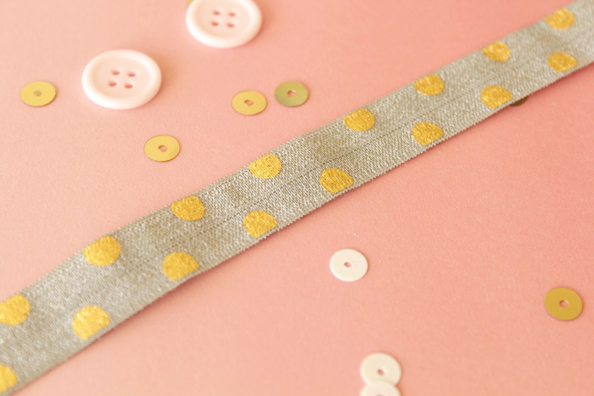 Резинка, серая в золотой горох, (1 ярд)