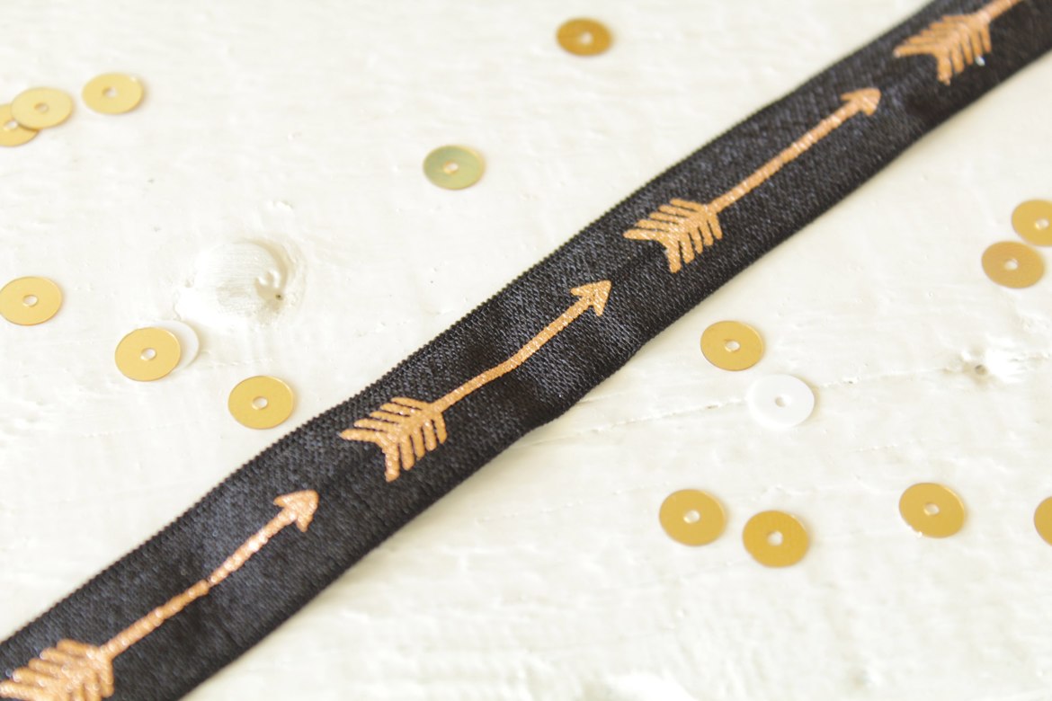 Резинка черная, золотая стрелка, (1 ярд)